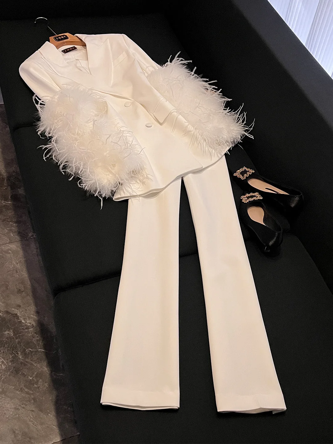 

Faionable Feather Decorated High-End Design Winter Suit Set Ele Long Sve Commute Wind Chinese Production WY258