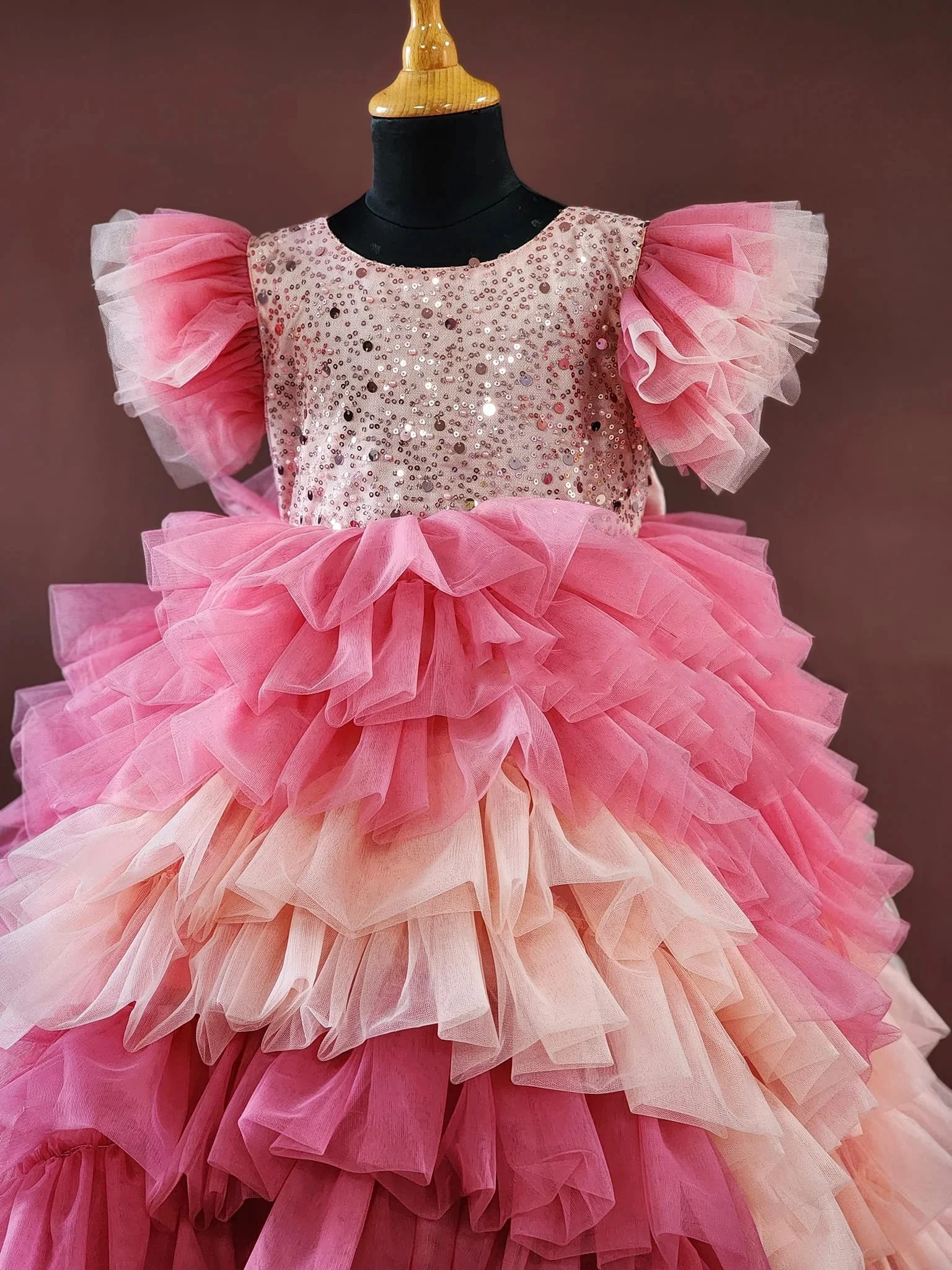 女の子のためのパーソナライズされたふくらんでいる花のドレス,弓付きのスパンコールの層,王女の誕生日パーティー,最初の聖体拝領,ボールガウン,結婚式