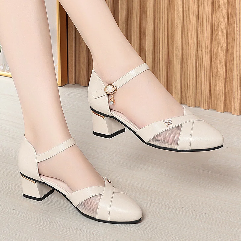 2024 新ファッション夏のバックルストラップの女性のサンダルポインテッドトゥスクエアヒールパンプスソフトソールつま先キャップマザーサンダル