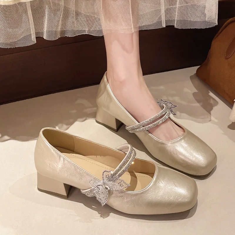 

Новинка 2023 года, туфли на среднем каблуке с бисером, осенние новые туфли с квадратным носком и неглубоким носком, на одной полосой мягкой подошве, нескользящие туфли на блочном каблуке