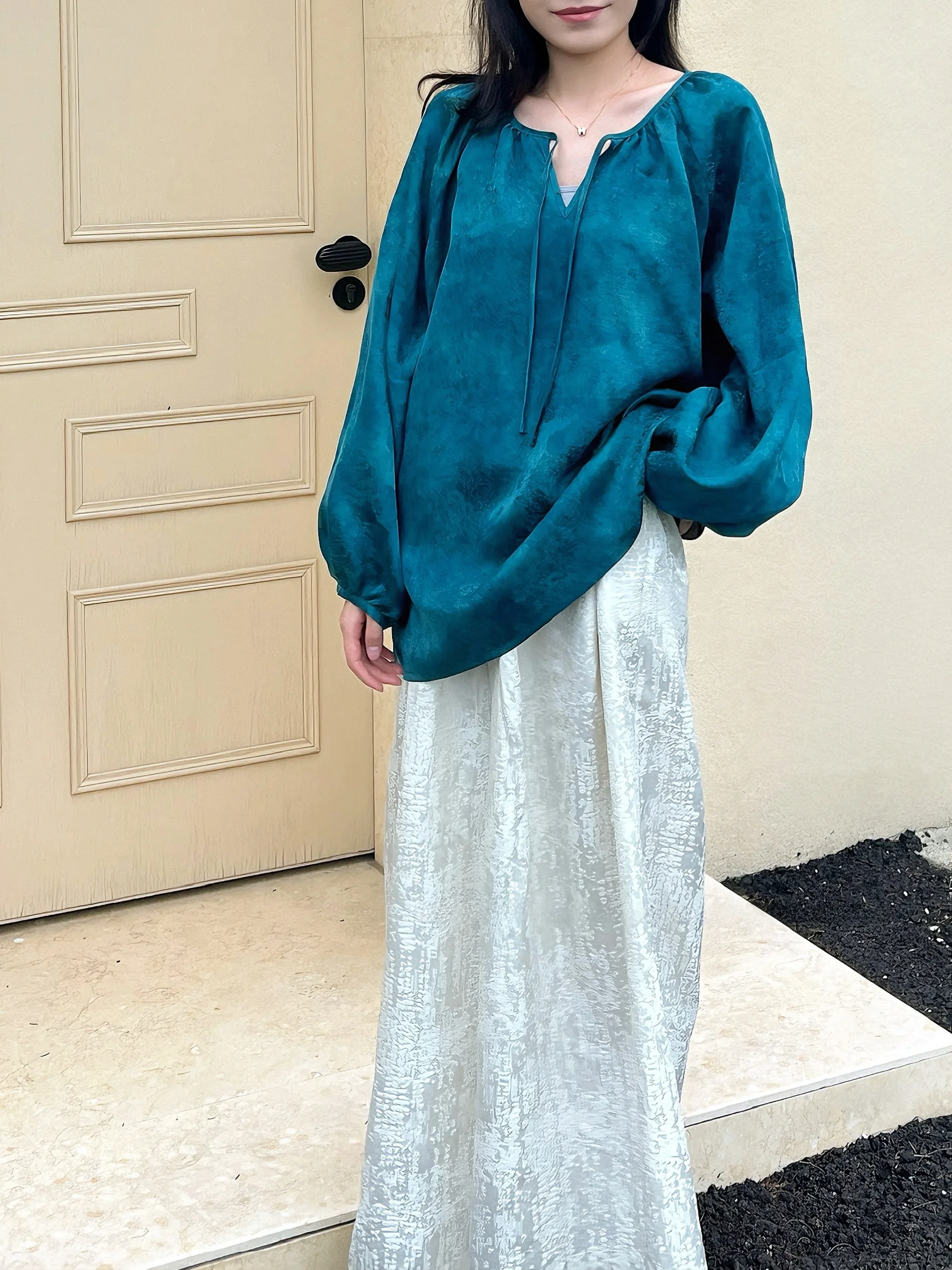 

Шелковая блузка Lake Blue 00% из шелка Red Cloud, с длинными рукавами-фонариками, V-образным вырезом, прямого кроя, для офиса, осенняя коллекция.