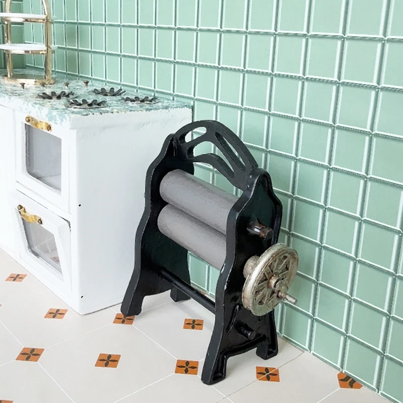 1 pièces 1:12 maison de poupée Miniature main moulin à farine cuisine modèle décor jouet maison de poupée semblant jouer cuisine jouet accessoires ﻿