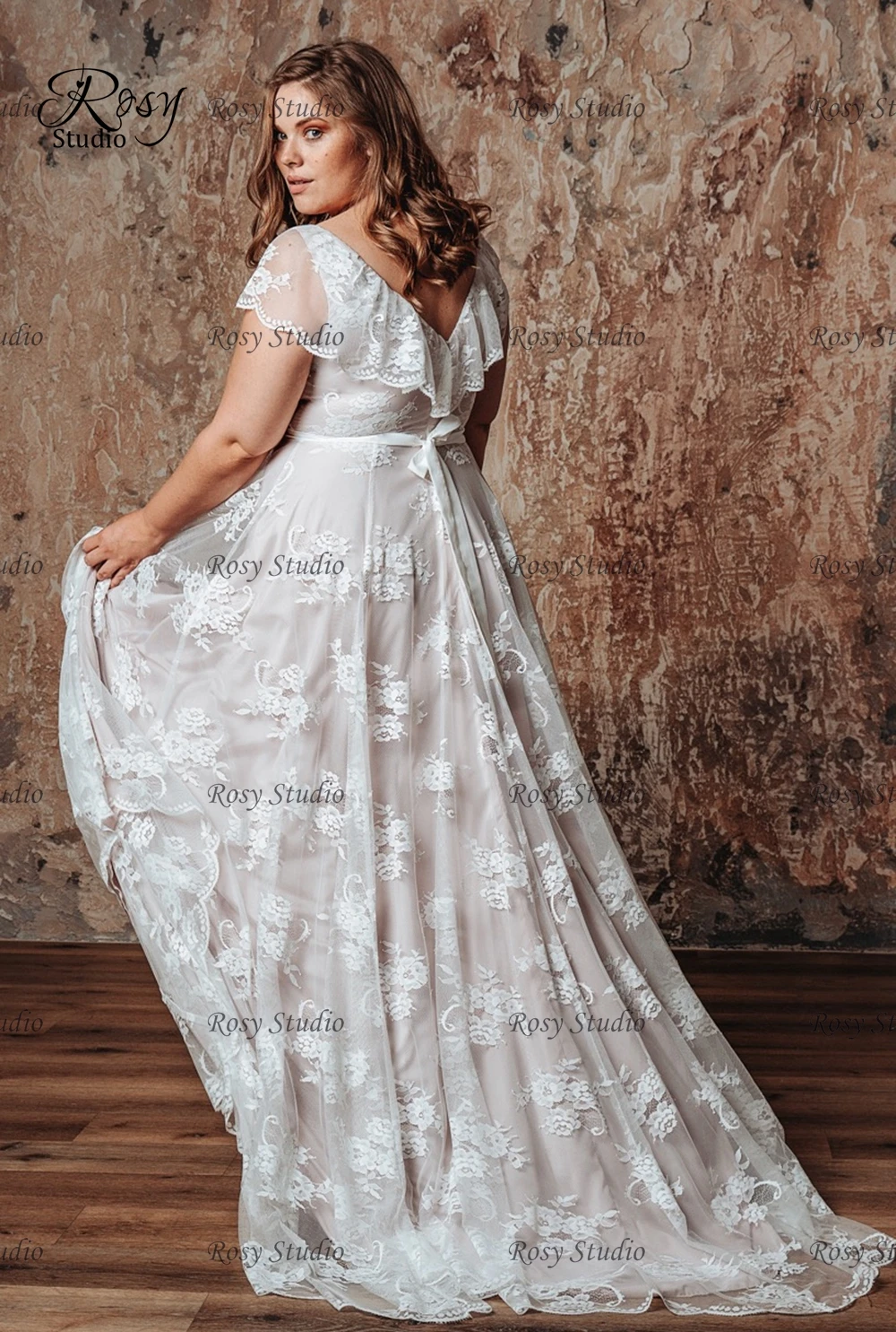 Elegant Plus Size Wedding Dresses Lace A-line Bridal Gown V-neck Cap Sleeves Sweep Train Bride Dress Customized Robe de Mariee