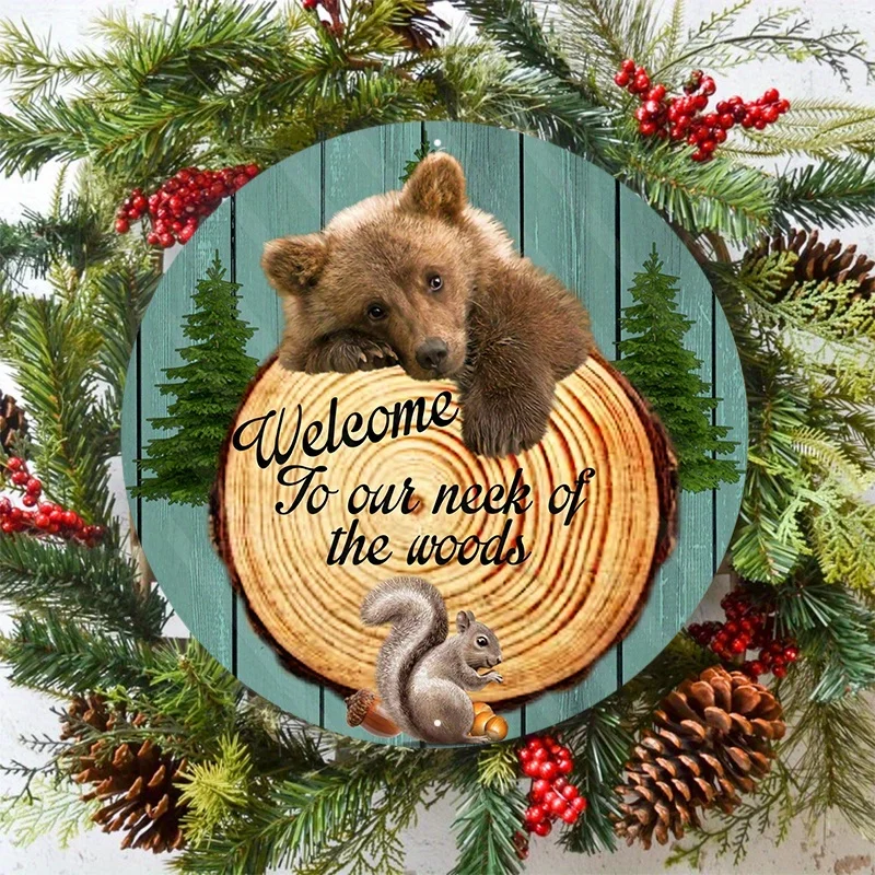 Aluminiowy metalowy znak, Welcome To Our Neck Of The Woods Bear Wreath 8 X 8 Inch (20 cm X 20 cm) wystrój domu dekoracja hogar rustico