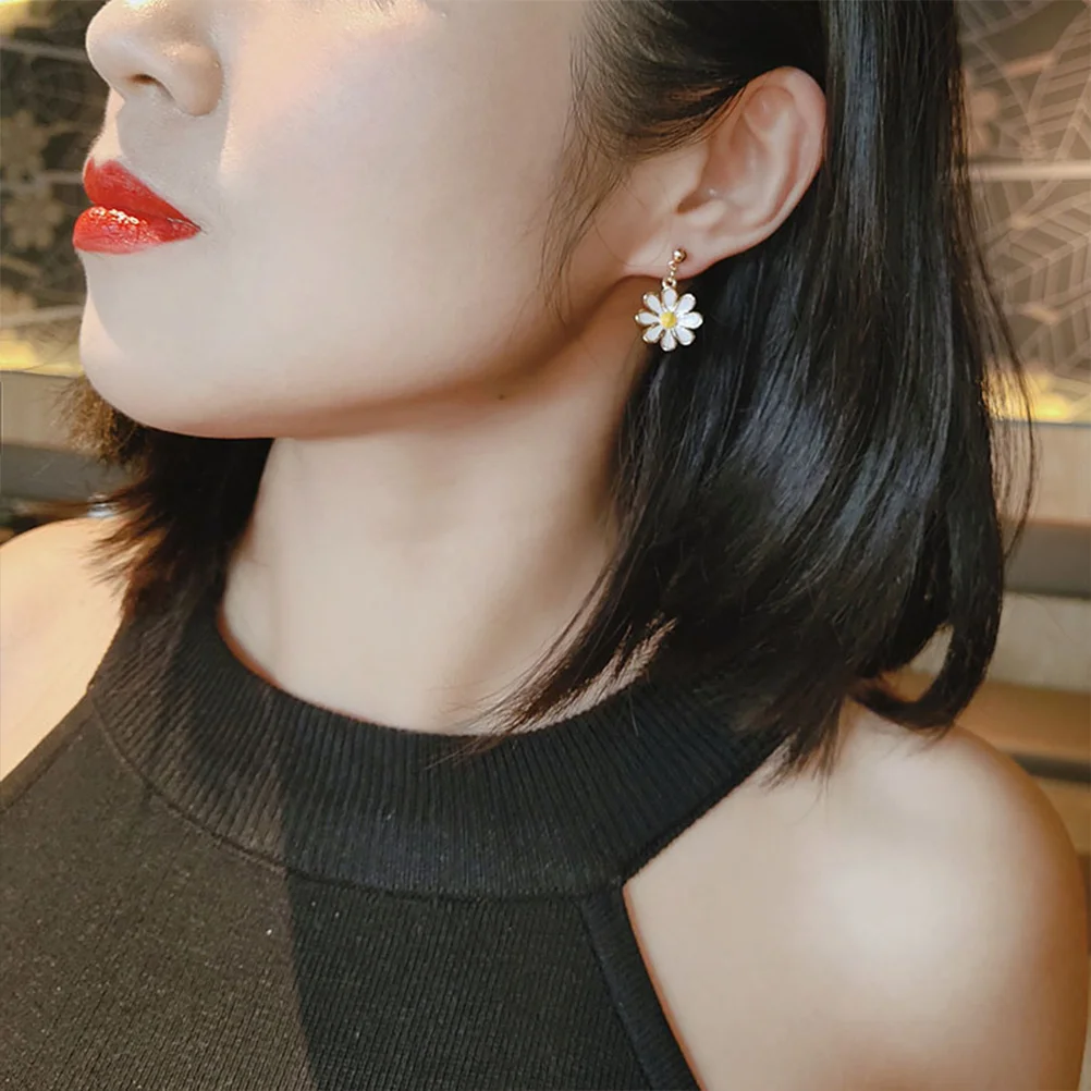 

2Pairs Daisy Flower Earrings Premium Material Durable Practical Beautiful Shape Design Easy to Wear on Off Women's Ear Pendant