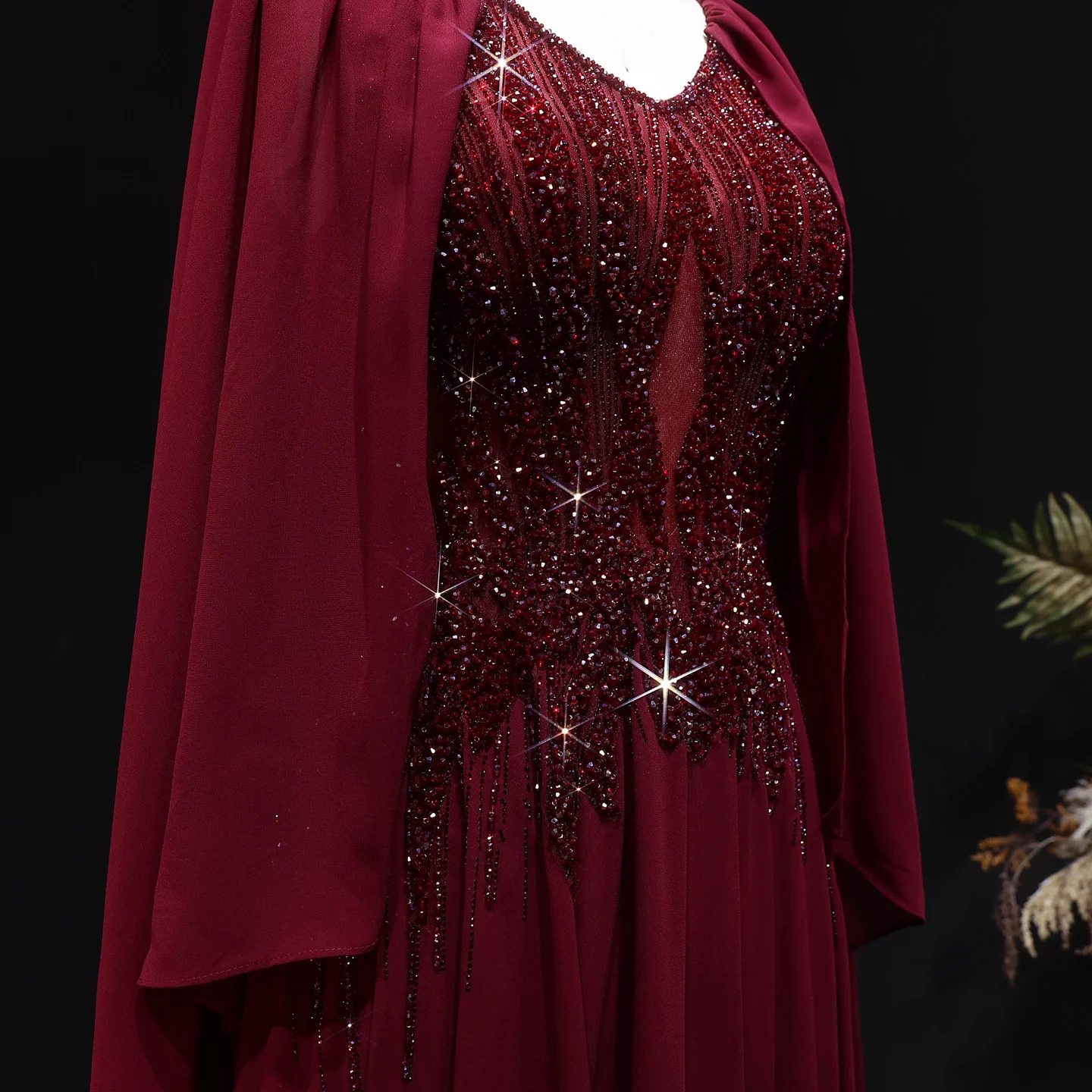 Sharon Said Luxuriöses Weinrotes V-Ausschnitt Langes Cape Chiffon Abendkleid Funkelndes Perlenbesetztes Arabisches Formelles Hochzeitskleid für Damen SS053 Custo – Detail 19