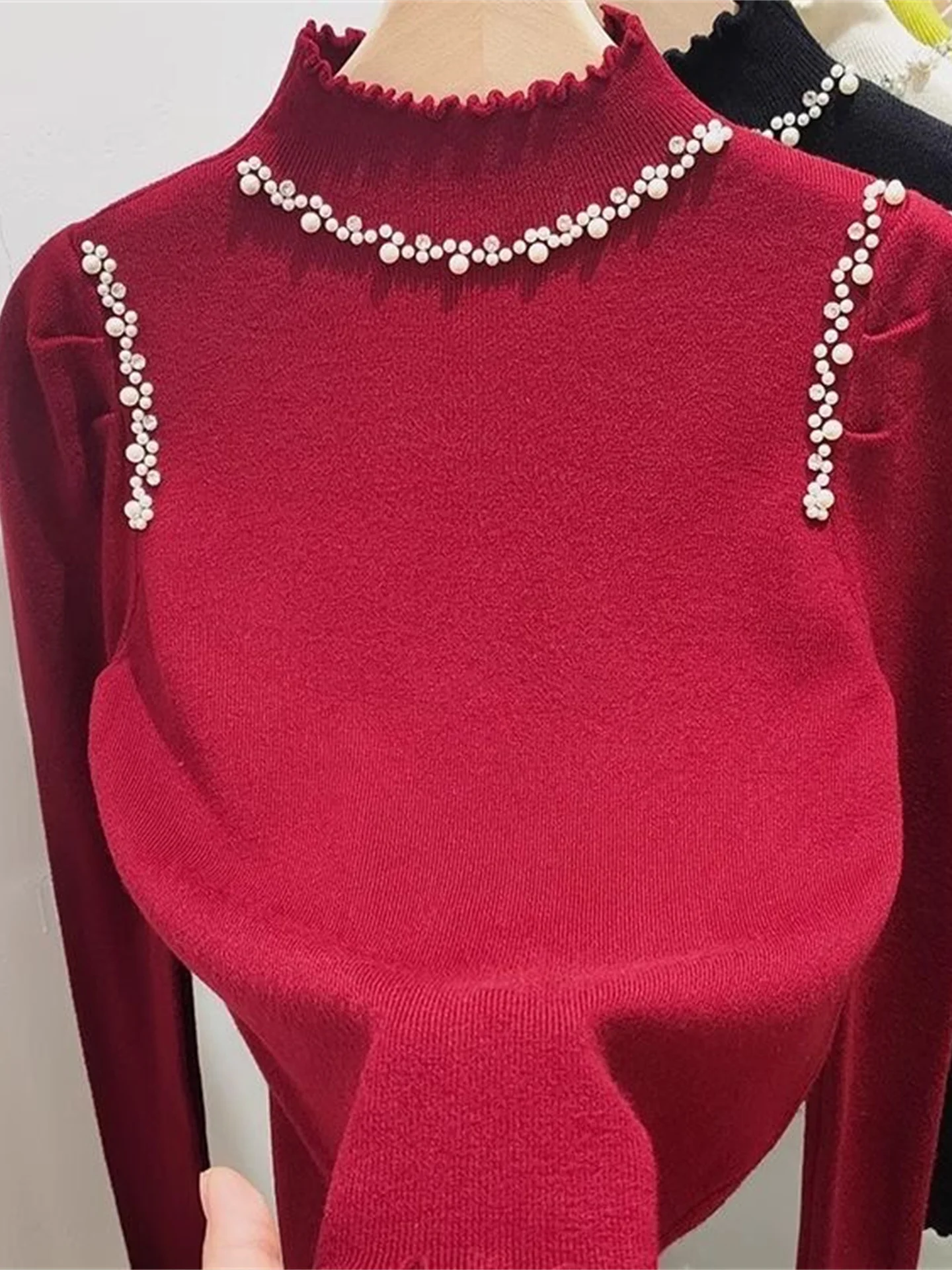 Maglione alla moda da donna con colletto alto e vestibilità slim con bordi di perle, sensazione premium, autunno inverno, abbigliamento interno
