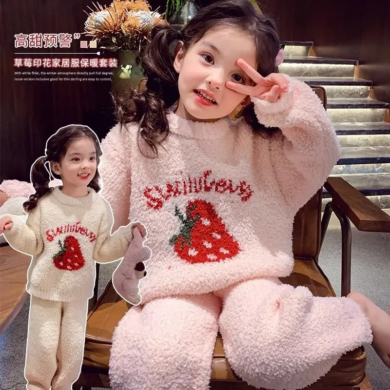 

Детский пижамный комплект, одежда для сна из кораллового флиса с рисунком клубники, утепленная теплая плюшевая одежда для сна, зимняя одежда для девочек, одежда для малышей