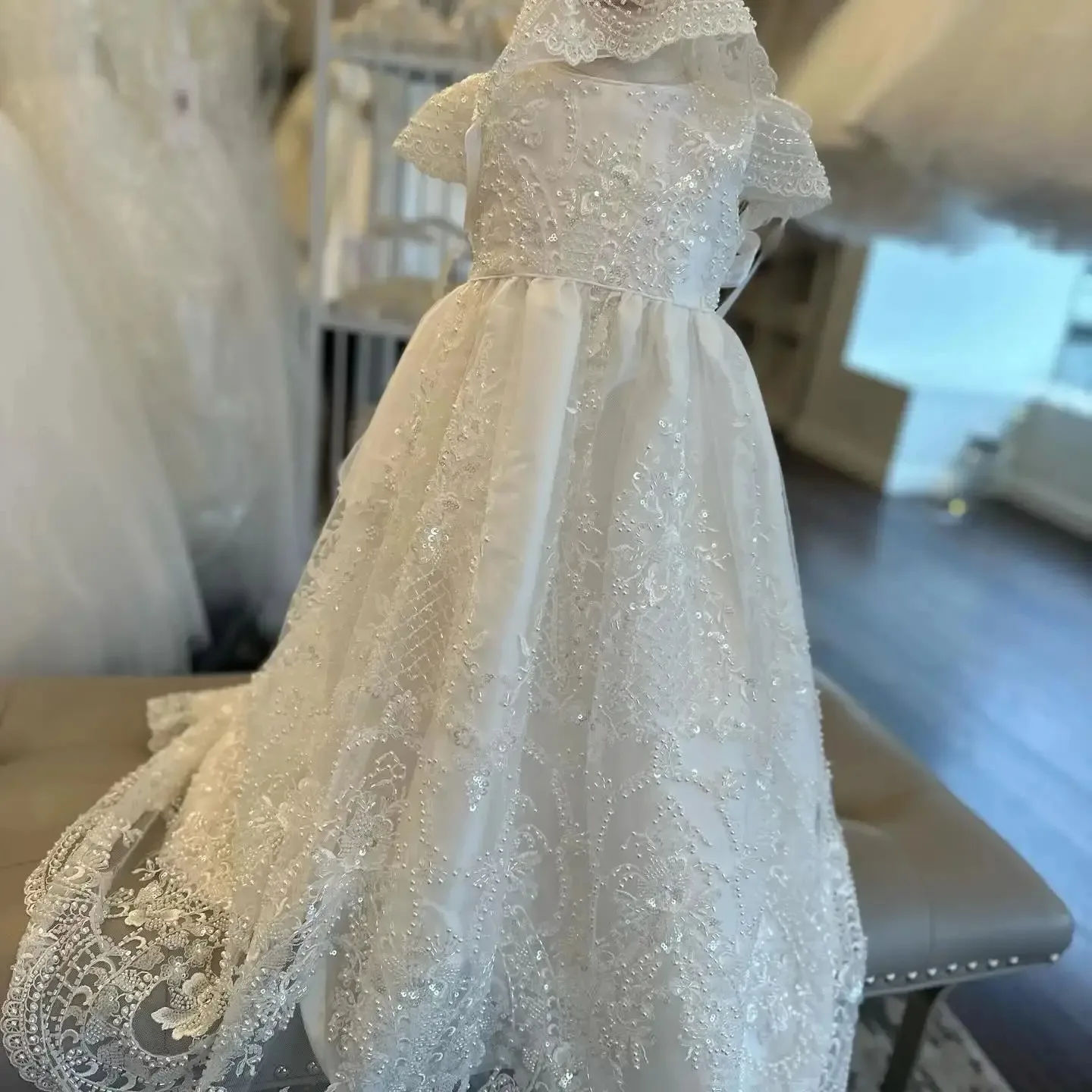 Abiti da ragazza di fiore in tulle bianco per applicazioni di pizzo da sposa Perline Abiti da festa di compleanno per bambina Abiti da prima comunione personalizzati