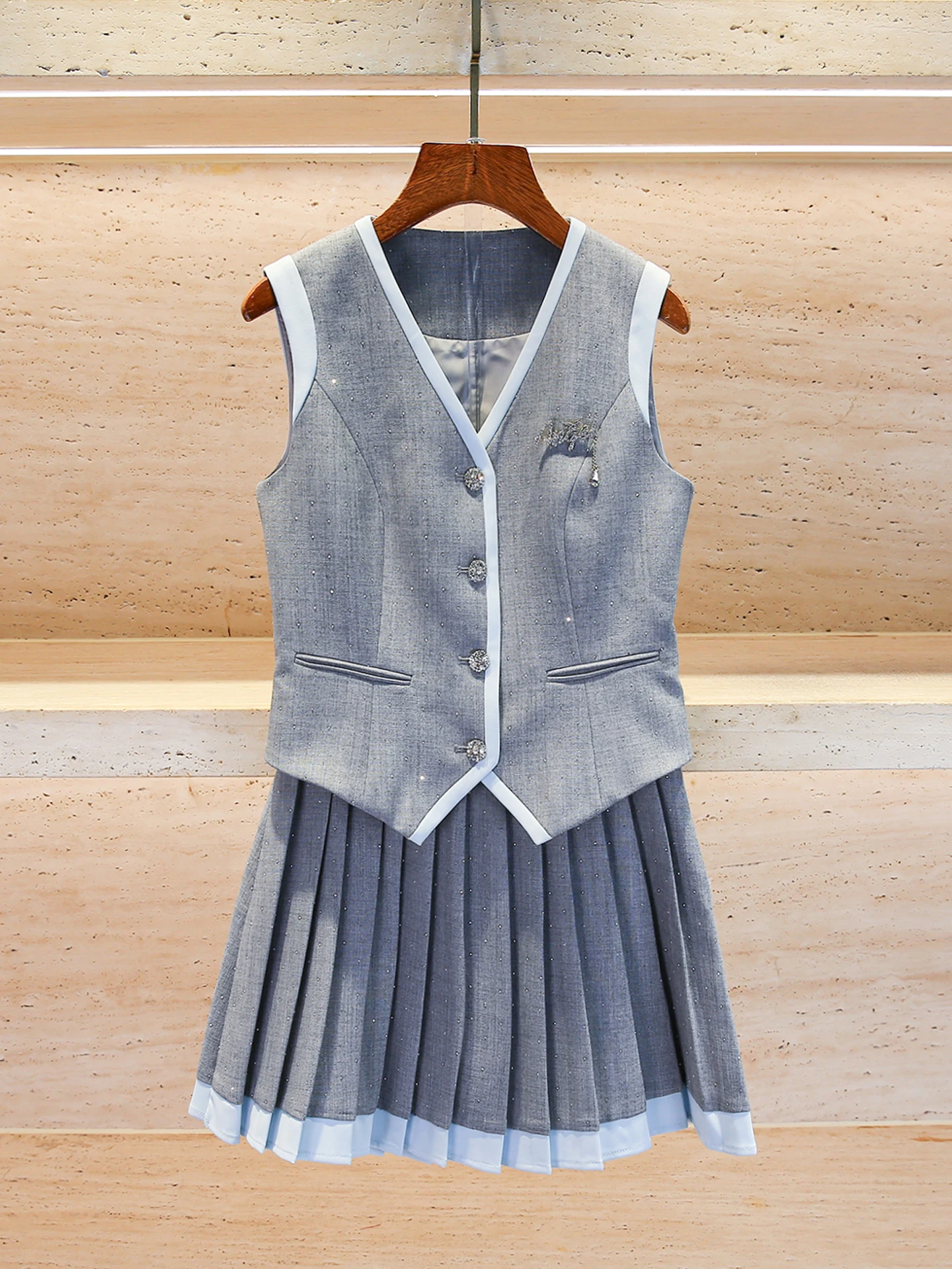 

High-End Autumnal College Sle Women's Faion Set with V-Ne Vest And Pleated Skirt by Nan You ort Sve Button up