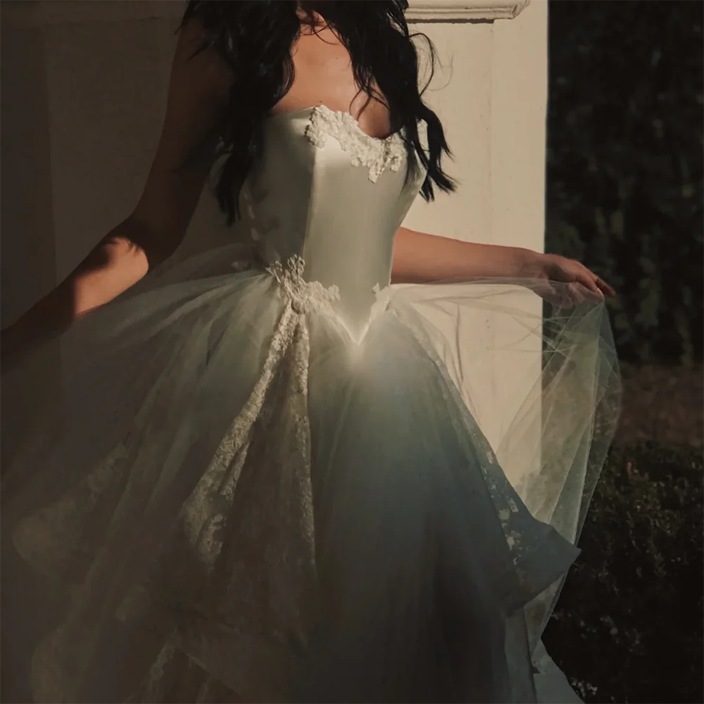 الكلاسيكية حمالة الساتان بلا أكمام الباسك ألف خط فساتين زفاف العروس أثواب الزفاف حسب الطلب