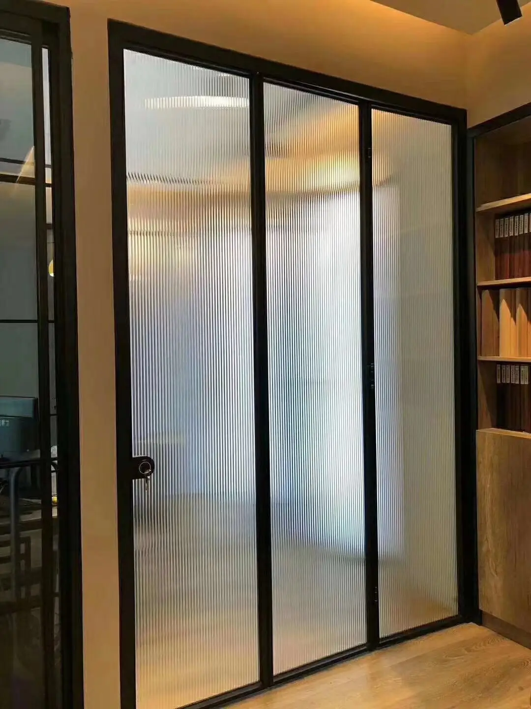 Elegante moderno emoldurado vidro porta dobrável, interior sem trilho inferior