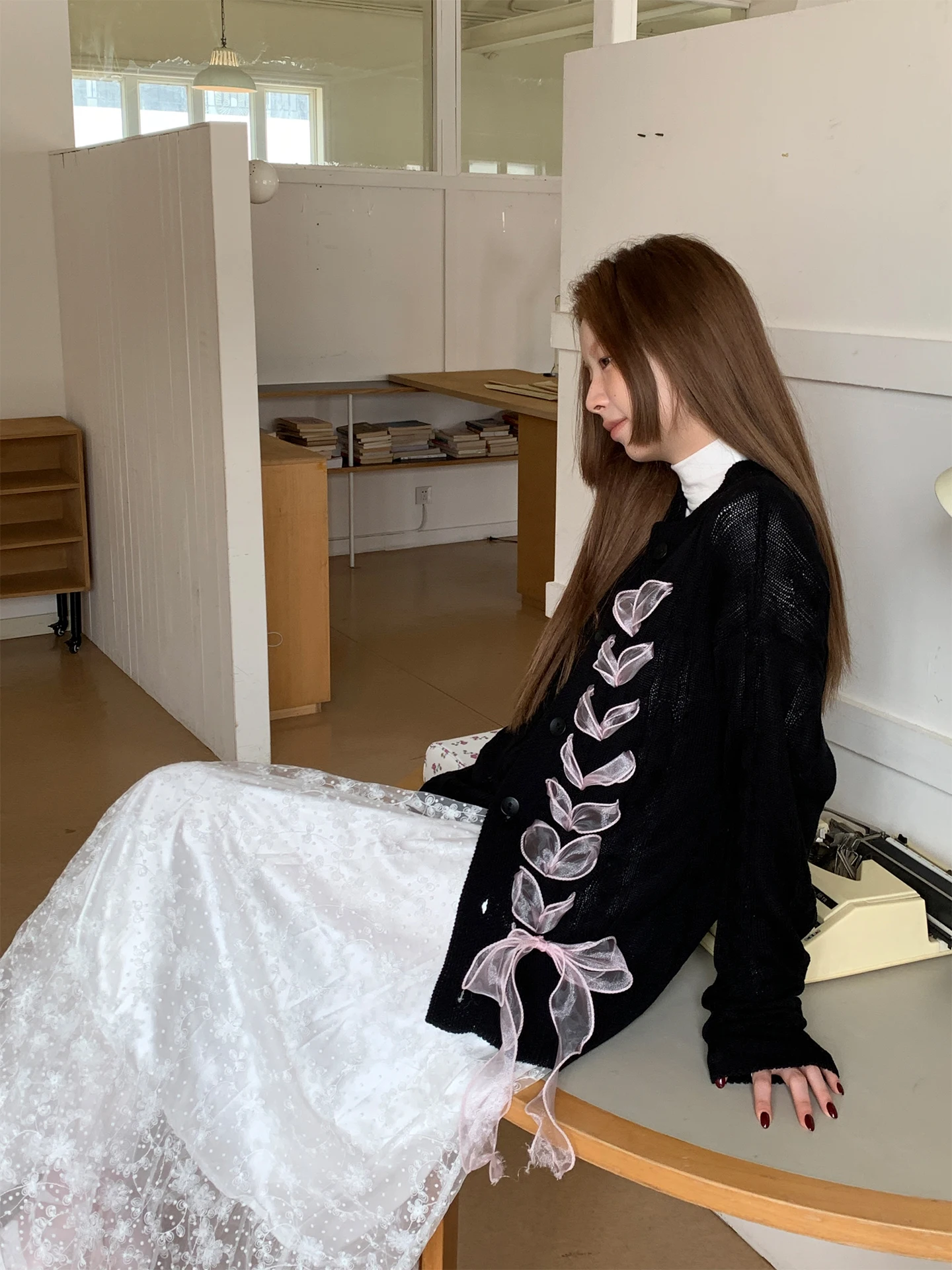 2025年秋新作 レディースセーターコート ファッションリボンボウデザイン ニットカーディガン ラウンドネック カラーマッチング 長袖ニットウェア