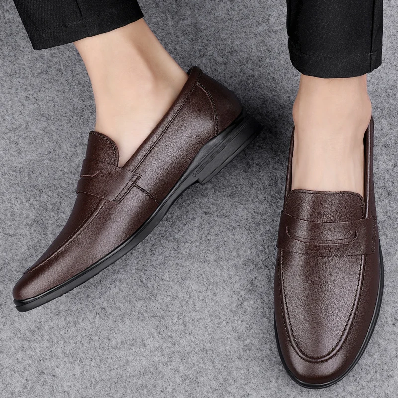 

Autumn Fashion New Men's Top Layer Cowhide Comfortable Bean Shoes 2024 Outdoor Men's Pointed Breathable Low Top Driving Shoes