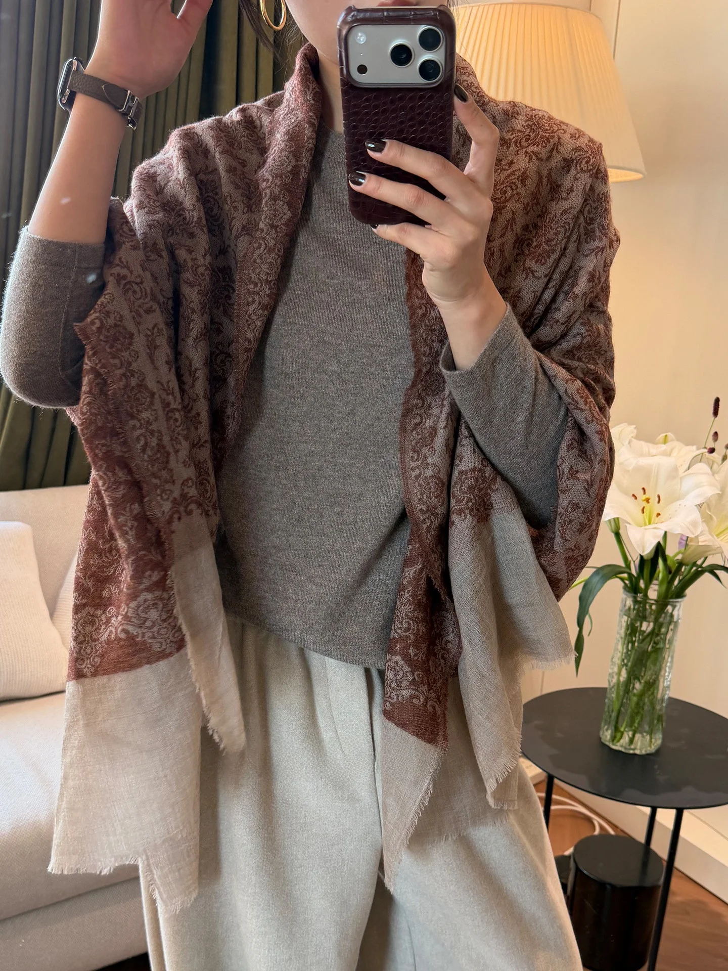 

Velvet Sle Life Big Fruit Store Camere Series 44 Double Strand Camere round Ne Pullover Women's Loose Fit Long Sve...