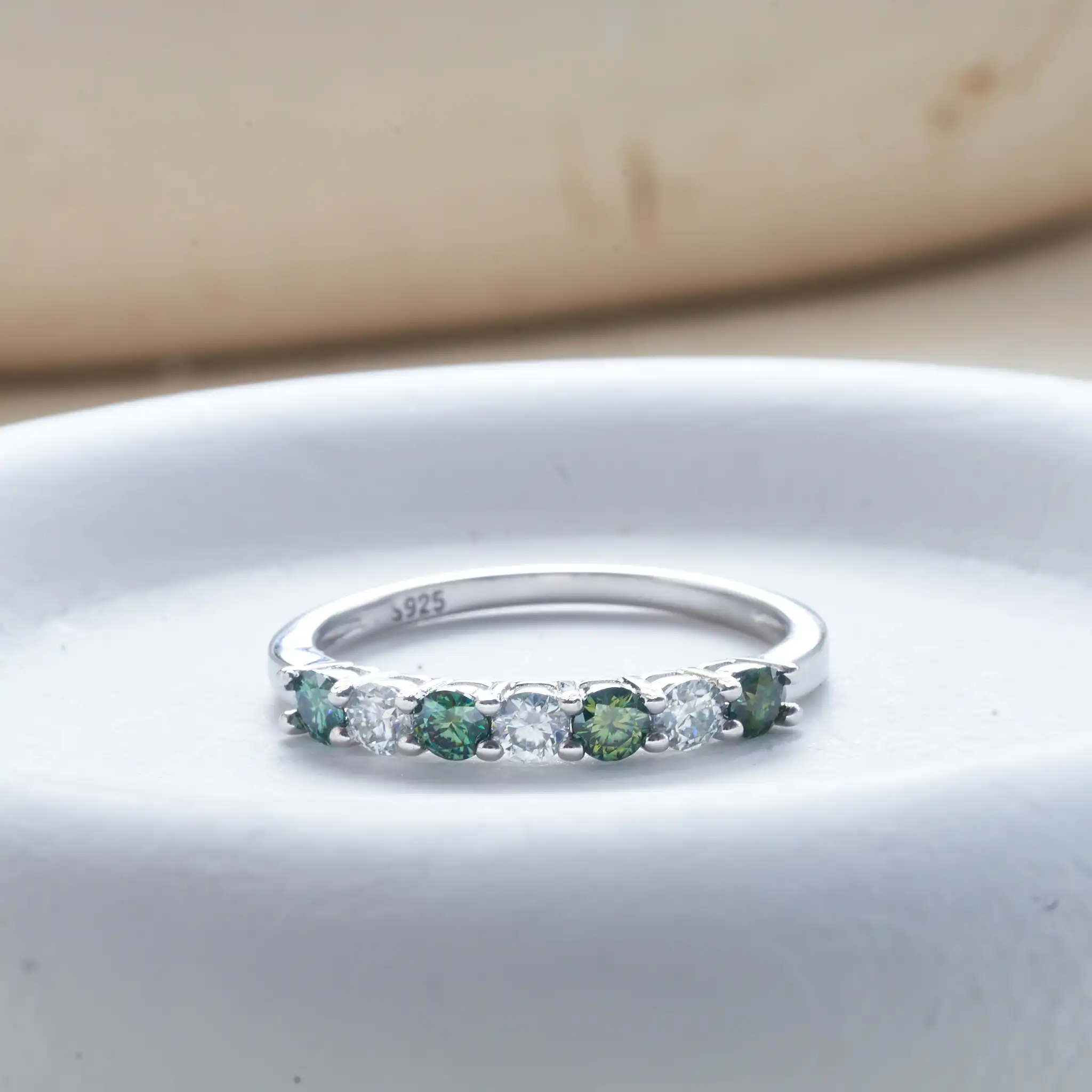 100 % grüner Moissanit Ehering Sterling Silber Eheringe VVS1 Diamant Halbe Ewigkeit stapelbarer Ring für Frauen – Detail 2
