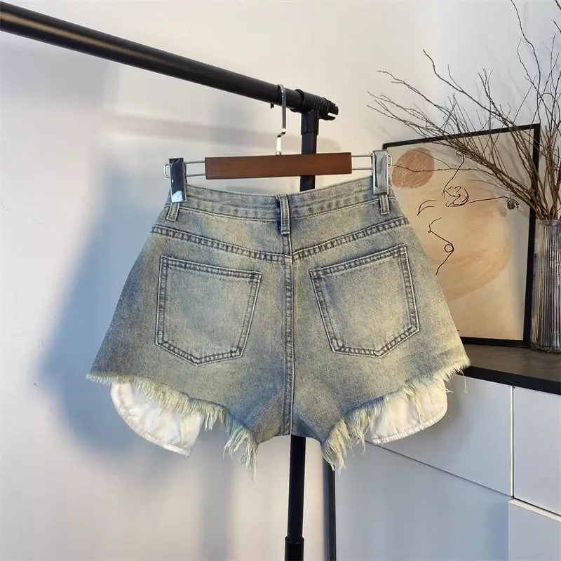 شورت جينز نسائي صيفي جديد بحافة ممزقة مع جيب عالي الخصر من قماش الدنيم بتصميم على شكل حرف a شورت جينز