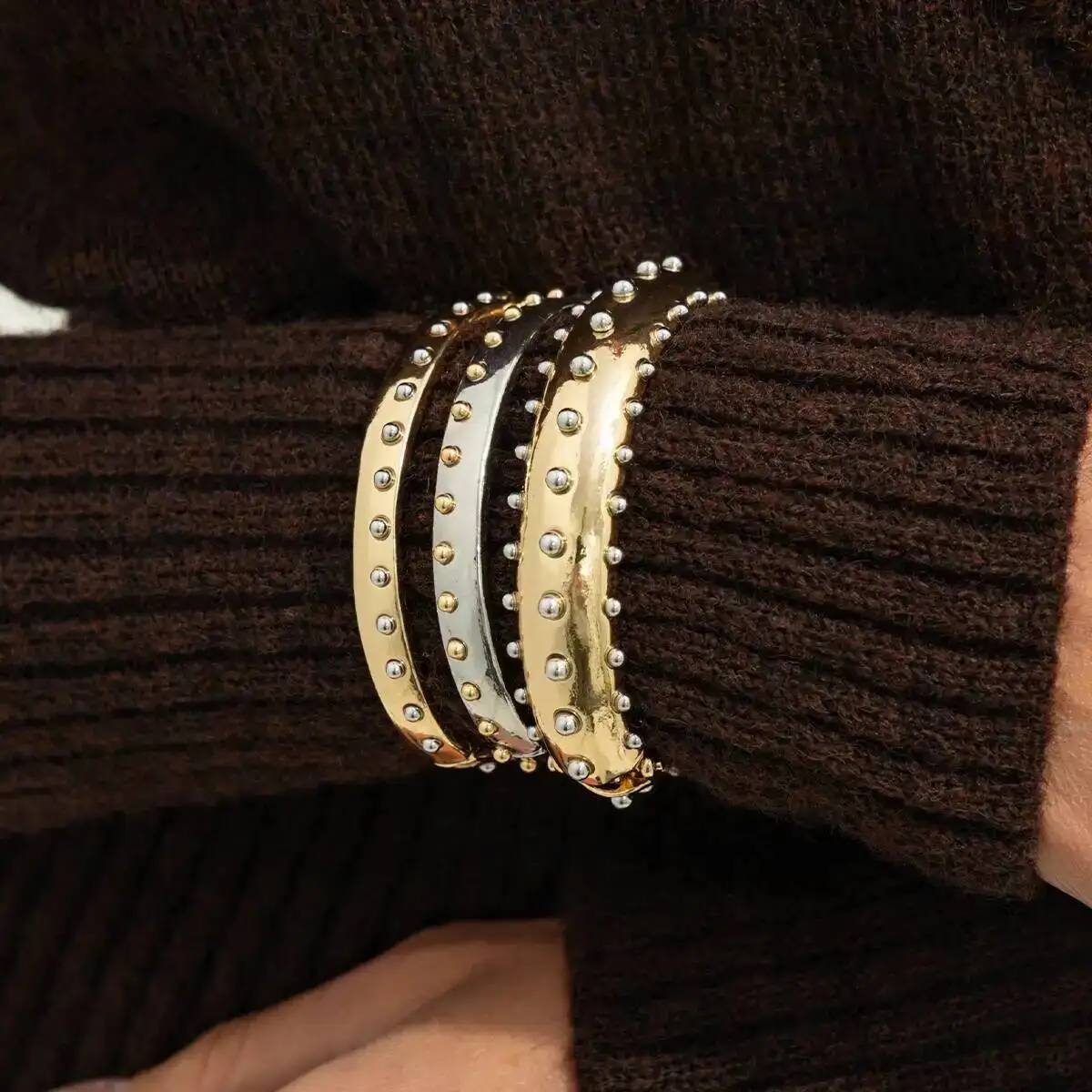 

Retro Sweet Cool Style Rivet Metal Springs Open Bangle Bracelet for Women Personalized Hand Jewelry Accessory