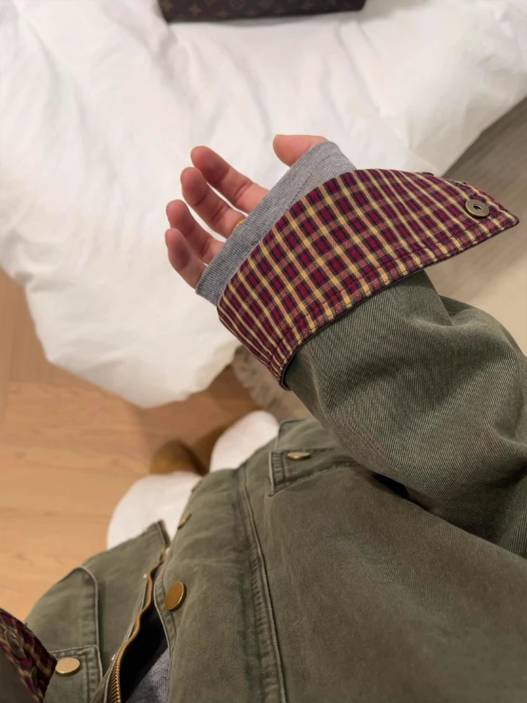 แจ็คเก็ตยีนส์สีเขียวทหารสไตล์วินเทจสำหรับผู้หญิง ลายสก็อตแบบแพทช์เวิร์ค เสื้อโค้ทโอเวอร์ไซส์สำหรับฤดูใบไม้ผลิและฤดูใบไม้ร่วง แจ็คเก็ตมีกระเป๋าแบบคาร์โก้ แจ็คเก็ตแบบฟอกสี