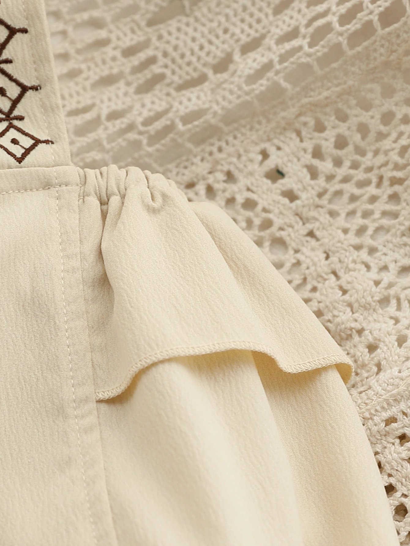 Sommer-Body für Babymädchen, ärmellos, einteilig, aus gewebtem Stoff mit kleiner Blumenstickerei und 3D-Schleifendekor, Träger-Strampler – Detail 6