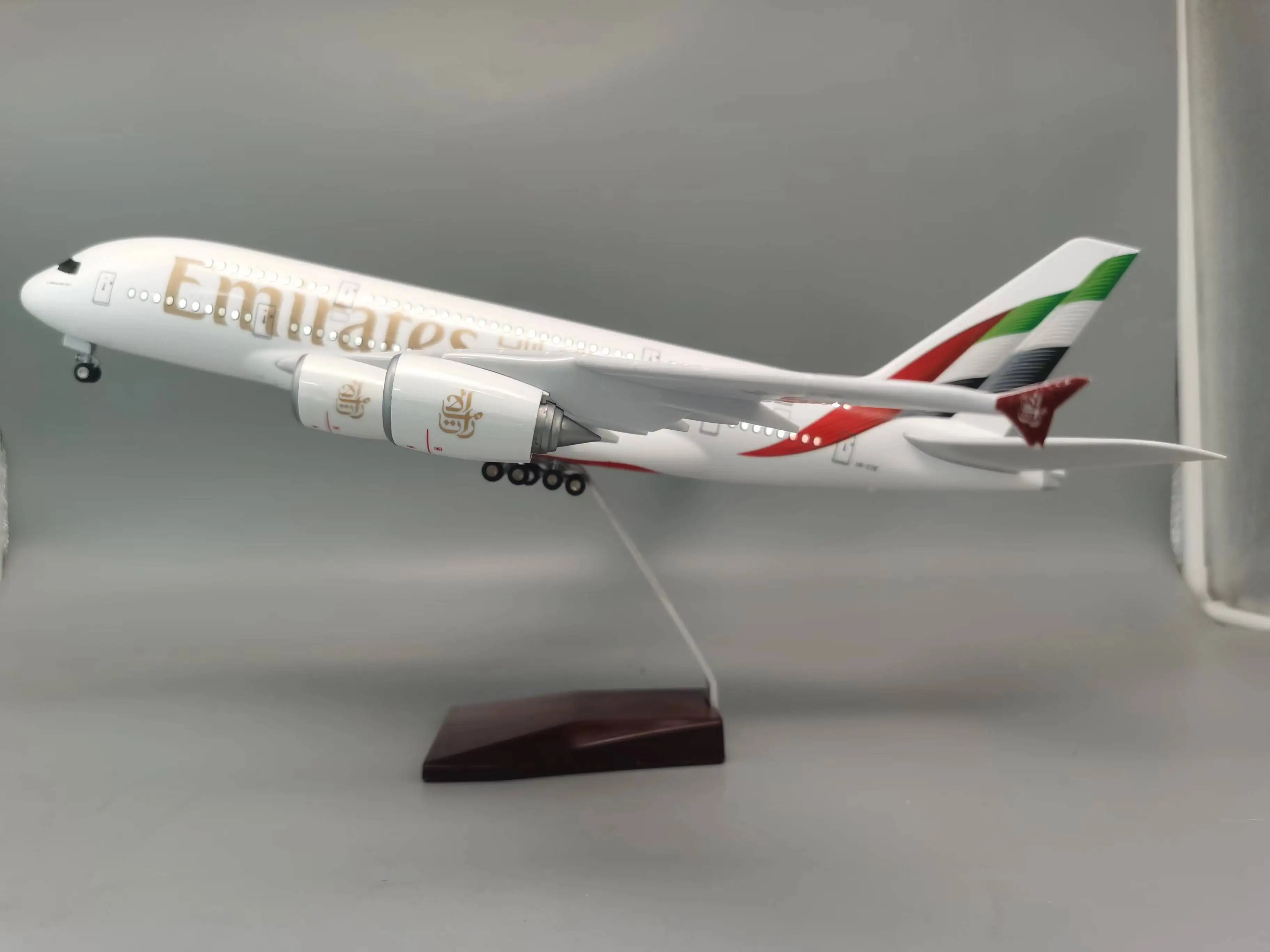 

Масштаб 1/160, 45,5 см, серия 380, модель самолета A380 UAE, авиакомпания с подсветкой и шасси, пластиковая смола, недавно окрашенная