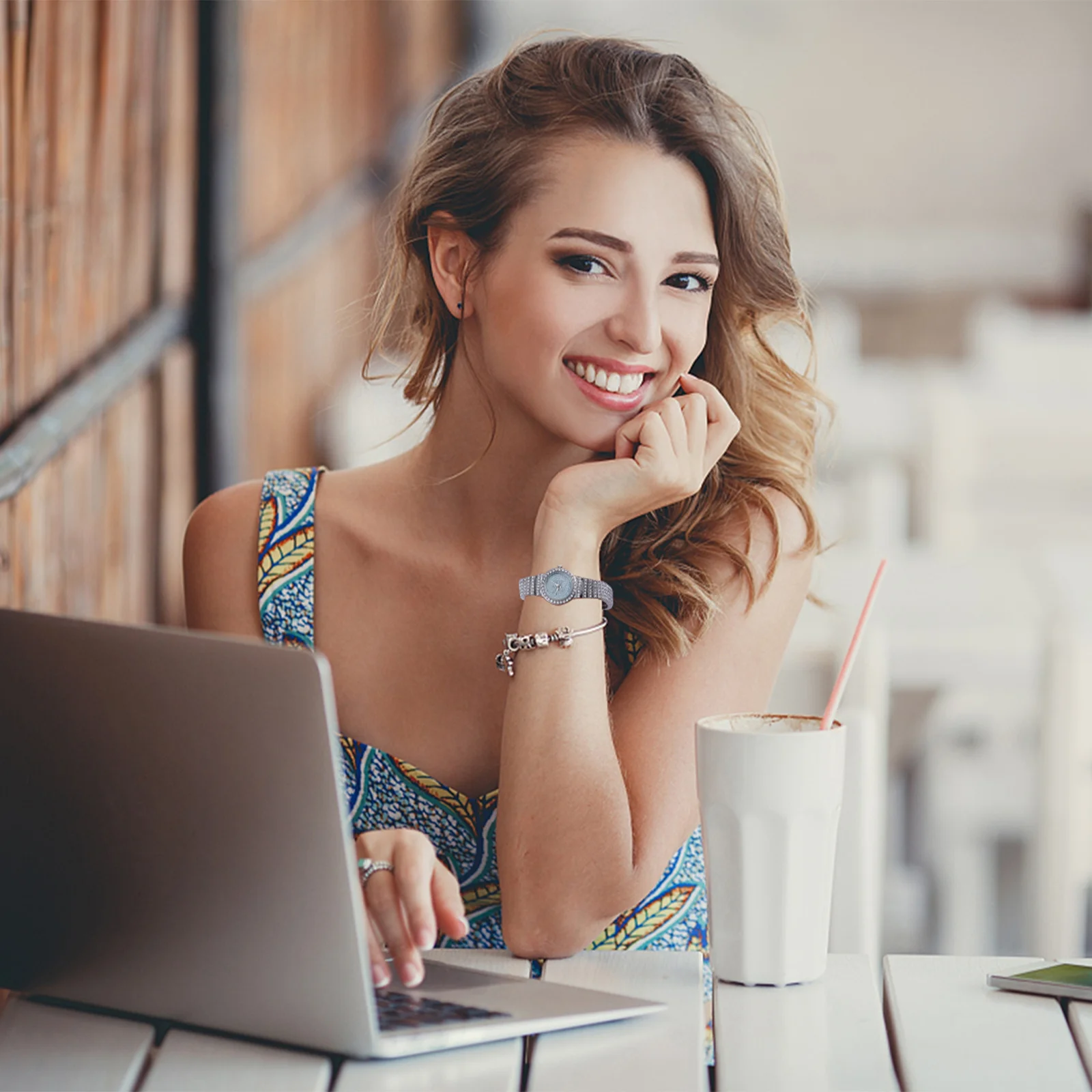 

1Pcs Alloy Diamond Quartz Watch for Women Stylish Lightweight Bracelet Fashion Casual Lady Watch Gift Idea for