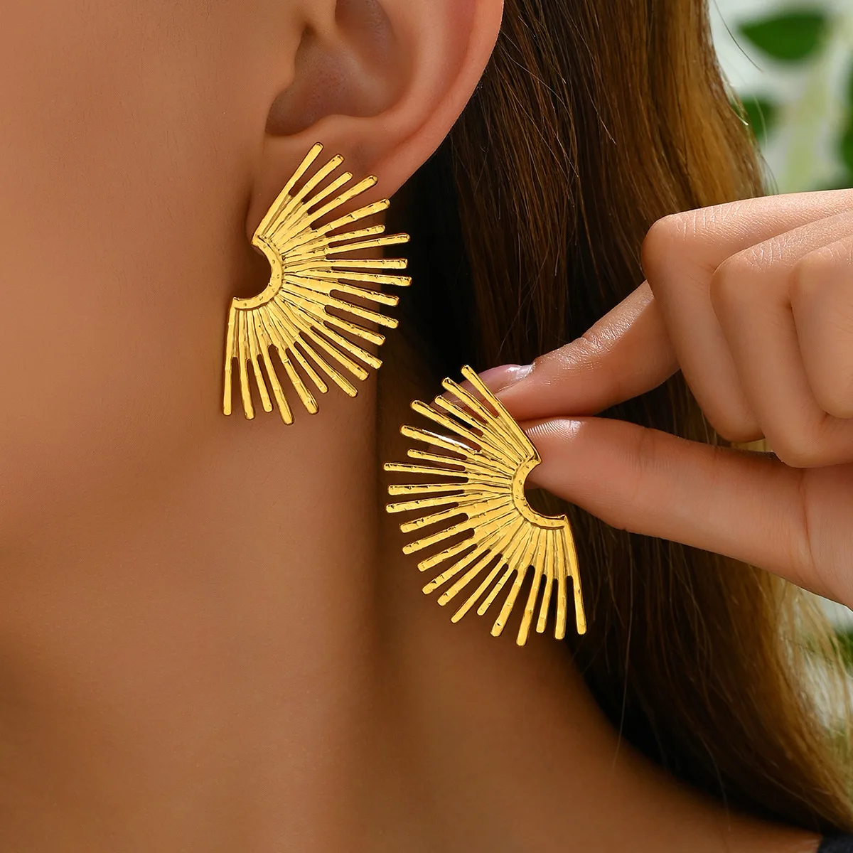 Geometric Hollow Fanshaped Stud Earrings for Women New Vintage Gold Color Metal Sun Flower Ear Earring Jewelry Party Gift