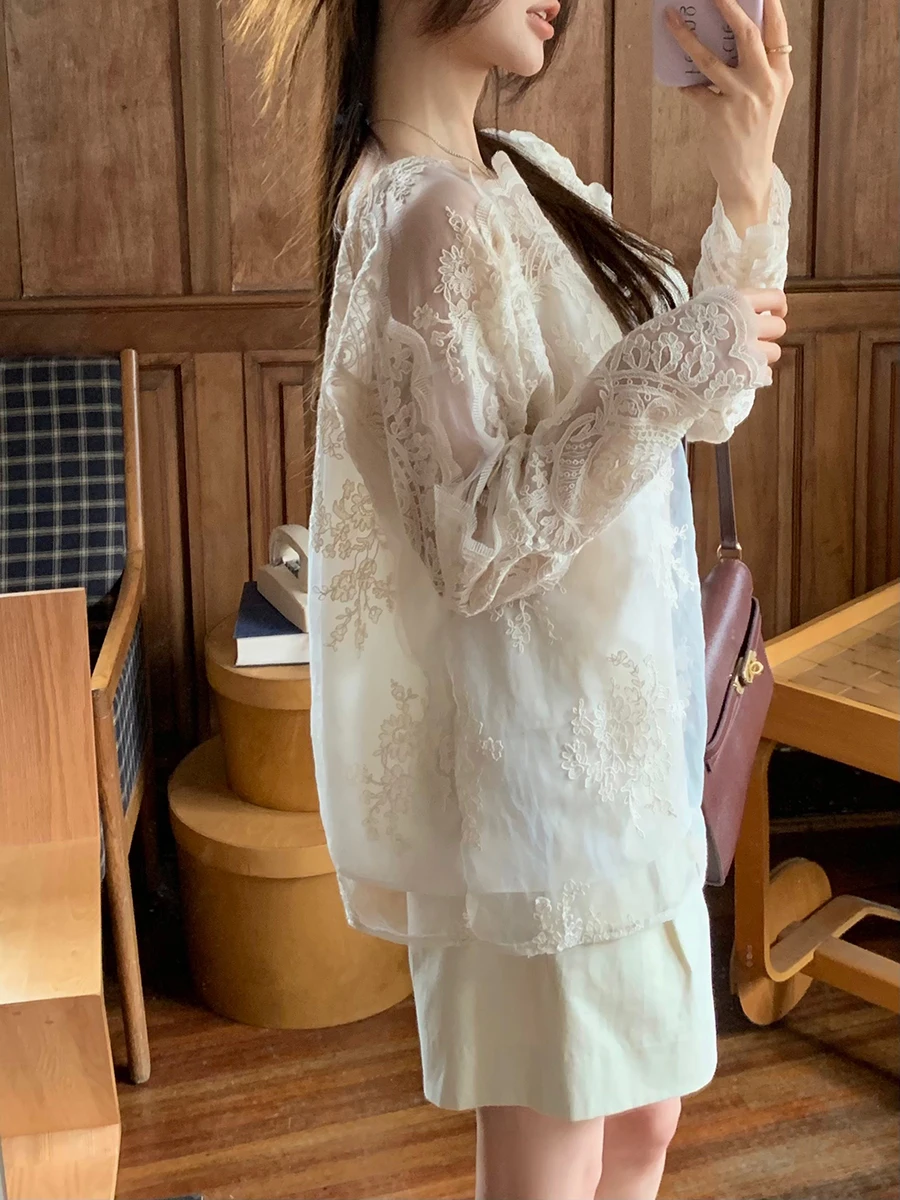 

Romantic Sunlight Lace Embroidery See-tough Top Long Sve Women's Faionable Premium Quali Silk irt