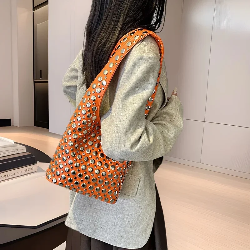 

Модная женская сумка с заклепками в корейском стиле, универсальная сумка для подмышек, мягкая сумка через плечо из искусственной кожи с внутренним карманом на молнии