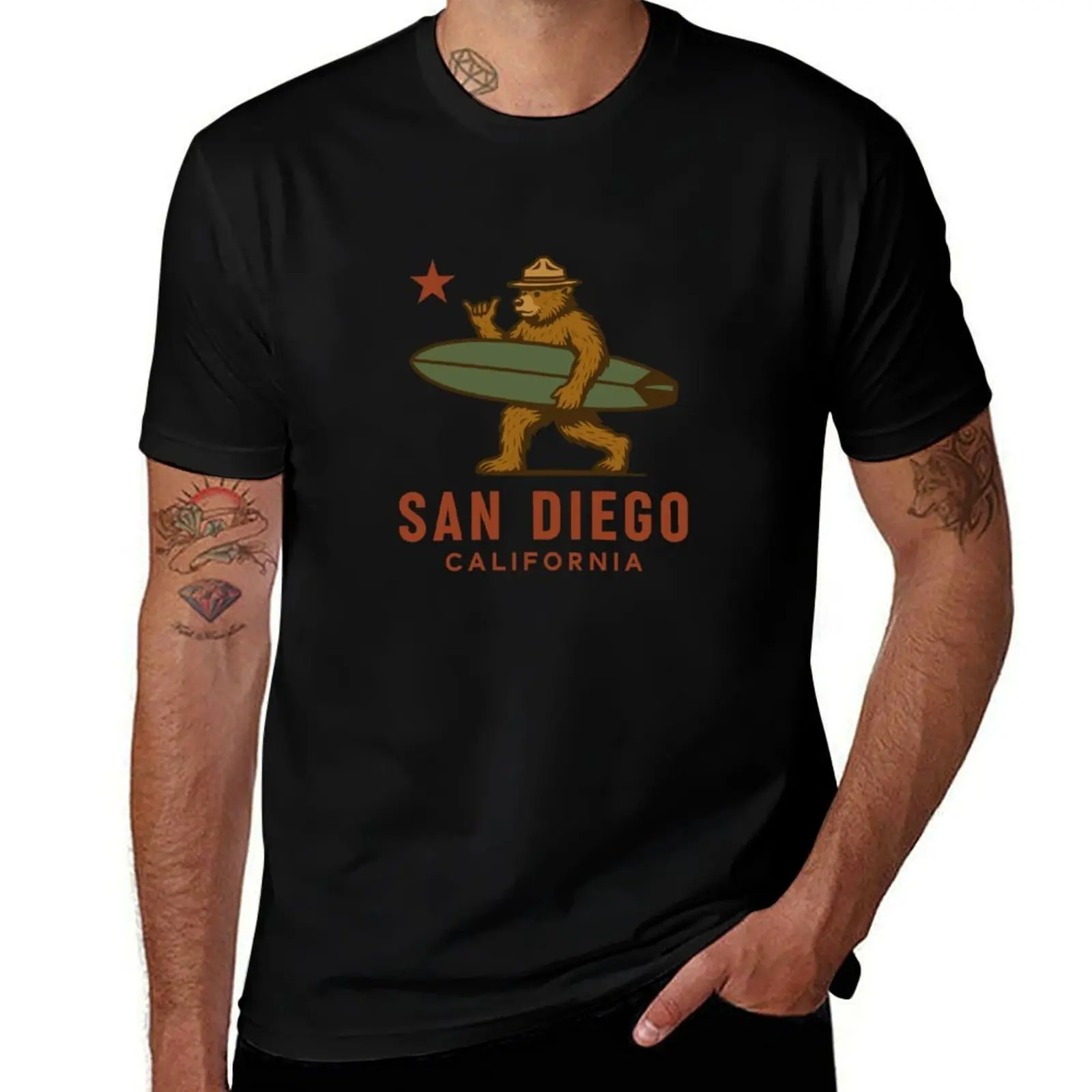 

SAN DIEGO CALIFORNIA BEAR WITH SURF BOARD - SHAKA SIGN T-Shirt sweat designer shirts Funny t-shirt mens funny t shirts