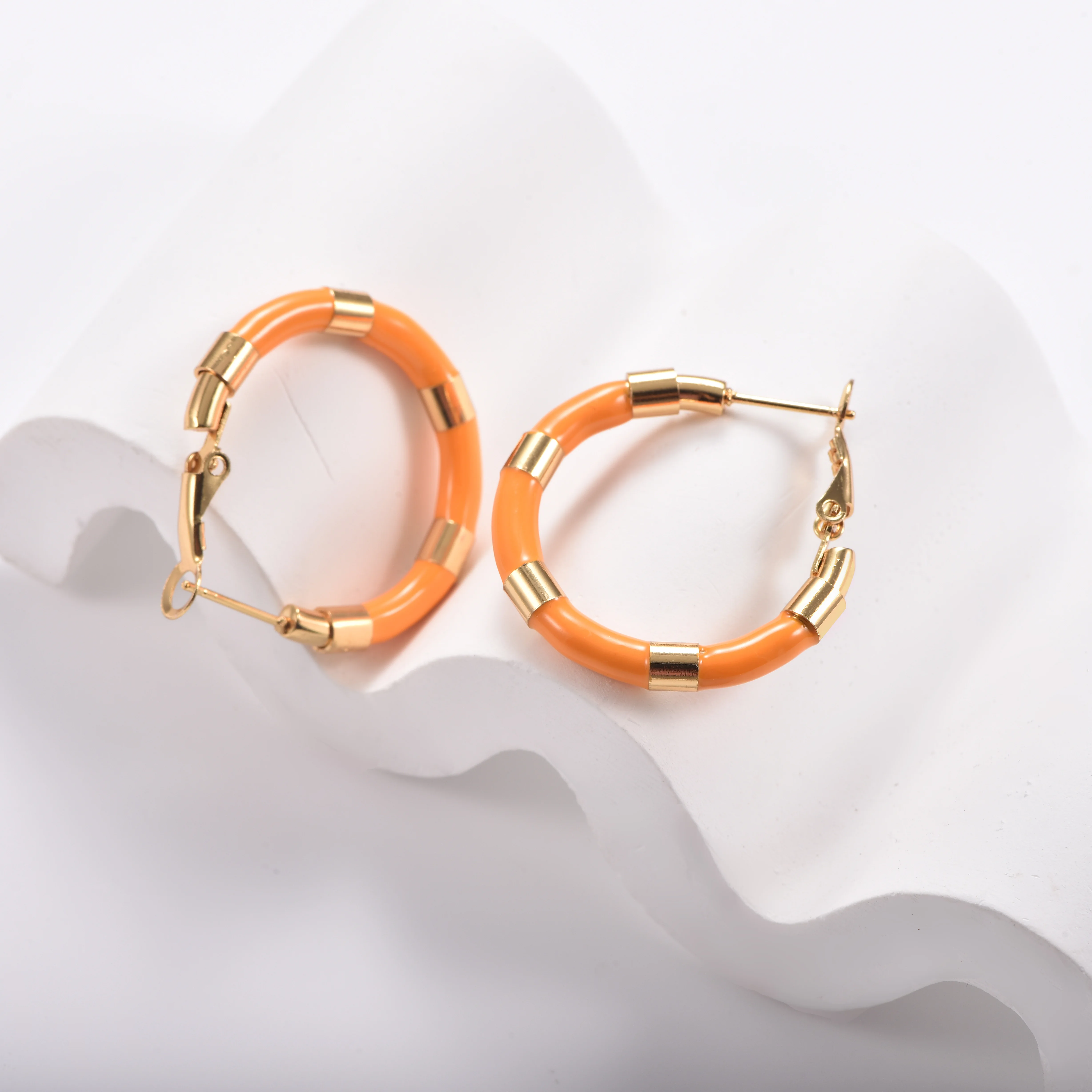 Bunte Emaille-Bambus-Creolen für Frauen, 18K vergoldete Edelstahl-Ohrringe, Dopamin-Farbblock-Kreis-Ohrschmuck – Detail 3