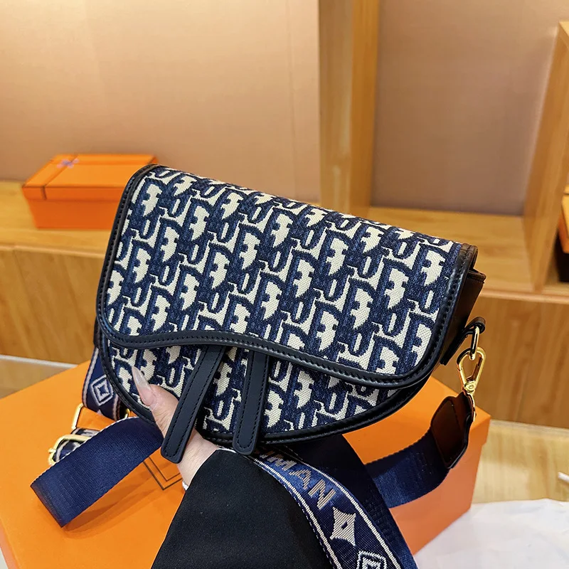 

2026 New Saddle Embroidery Shoulder Bag - Women's Vintage Chic Underarm Purse, Elegant Crossbody Bag for Daily Use