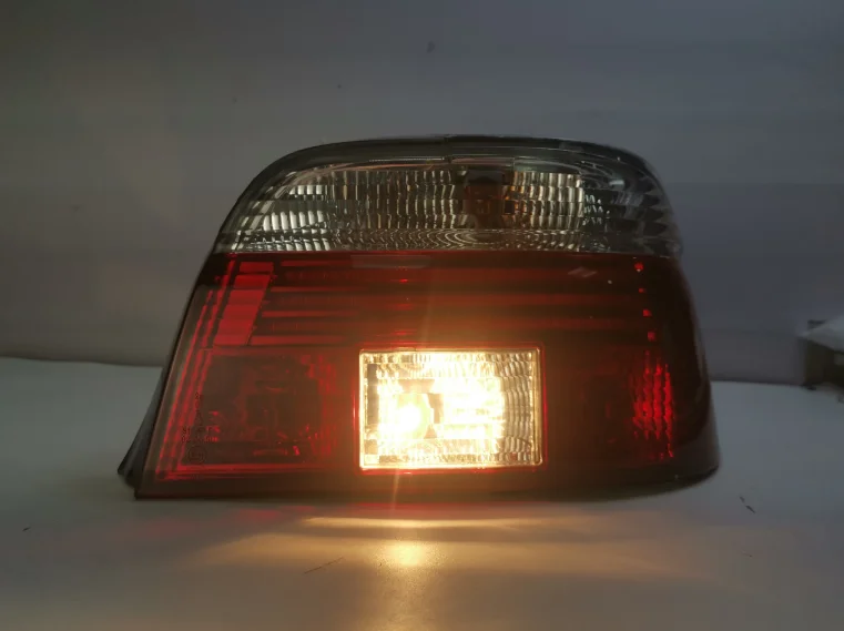 ينطبق على المصابيح الخلفية BMW 5 Series E39 المعدلة مع أضواء صف تجميع LED وأضواء الفرامل وإشارات الانعطاف والأضواء العكسية