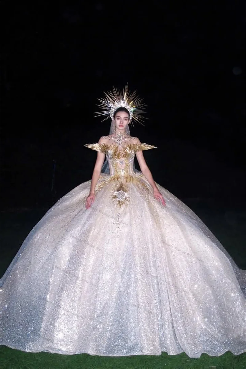 

Блестящее свадебное платье, роскошные золотые кристаллы и блестки, сексуальное тюлевое свадебное платье без бретелек без рукавов, длинное платье на шнуровке сзади по индивидуальному заказу