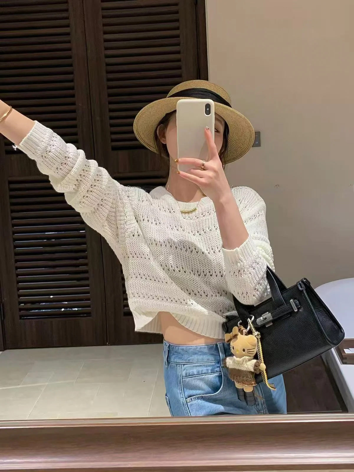 

Love Devil Fish Women's round Neck Hollow out Sweater Loose Short Style Spring 2026 Korean Version Comfortable Fit Knitwear