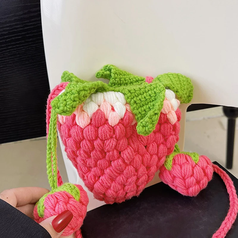 حقيبة نسائية لطيفة على شكل فراولة بتصميم فواكه صغيرة حقائب كروس مصنوعة يدويًا حقائب يد منسوجة للتسوق في الهواء الطلق والتنزه وجيب برباط