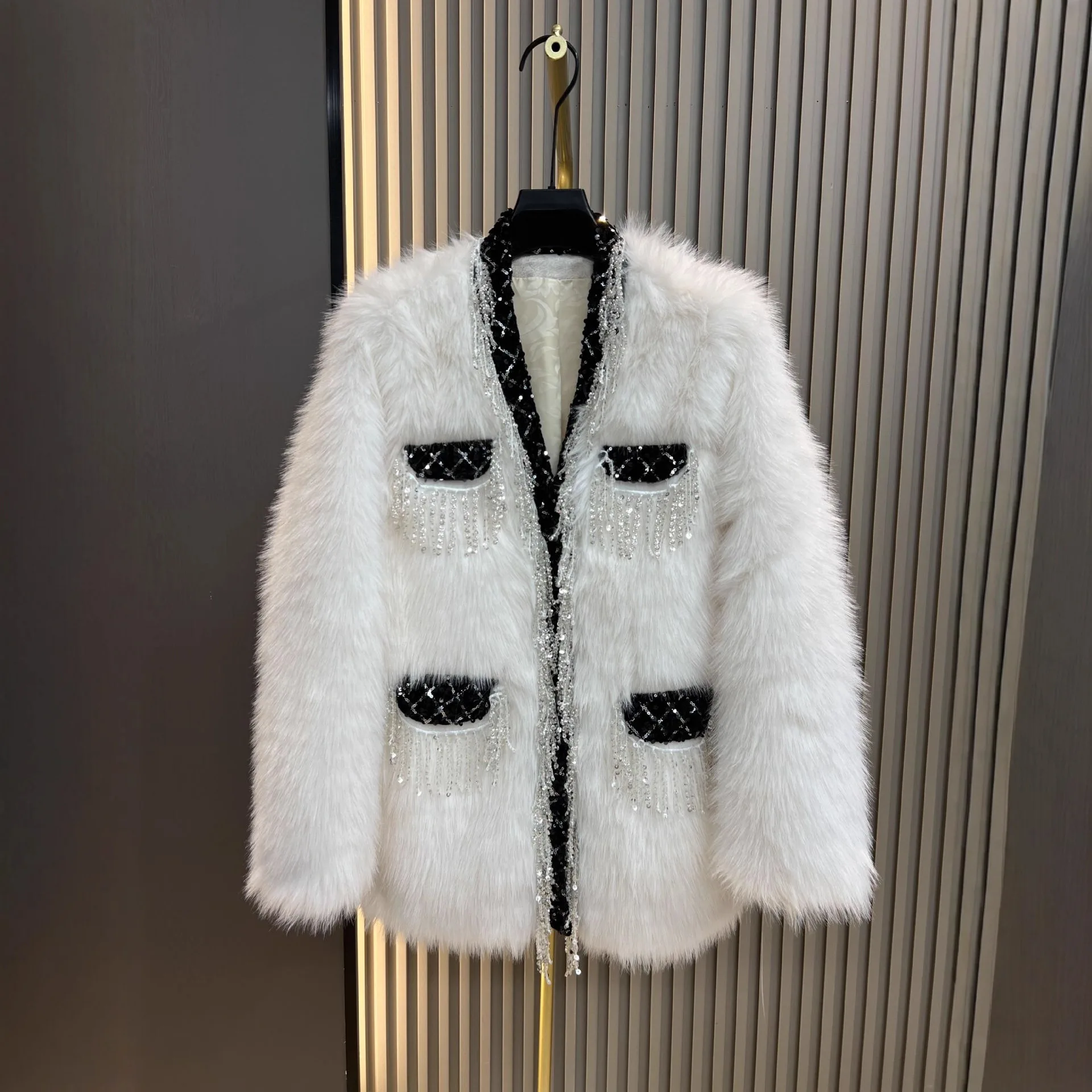 

Женское модное пальто из искусственного меха, цельное, пушистое, теплое, стильное и элегантное.