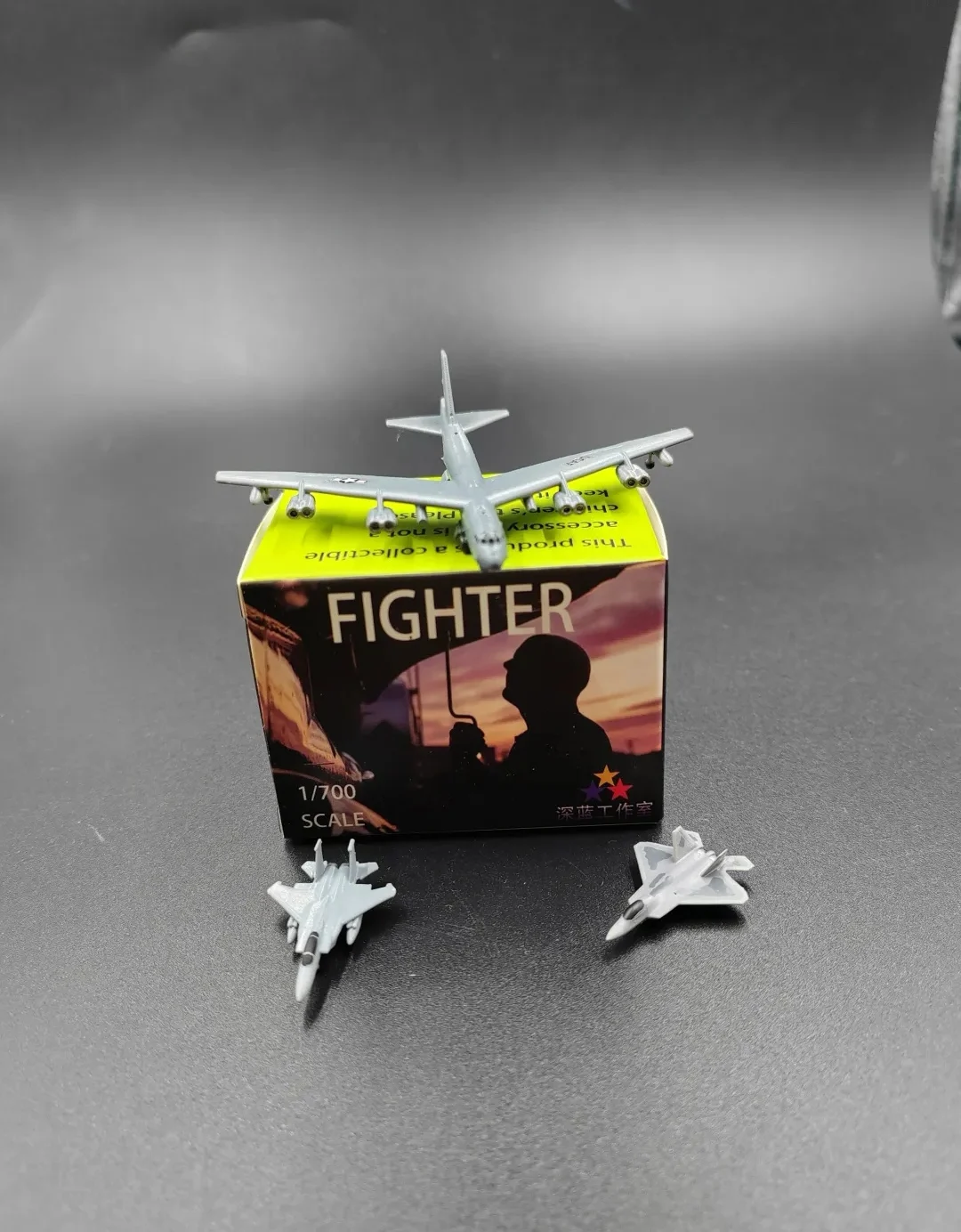 Conjunto de Modelos de Aviões B52 com Dois Modelos de Caça, Um B52, Um F22, Um F15, Coleção Completa de Três Modelos de Aeron...