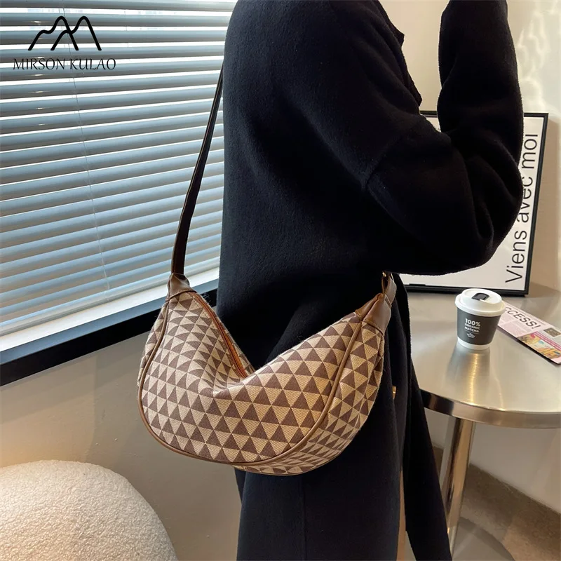 2024 Autumn and winter new women's presbyopia triangle pattern dumpling bag independent designer style