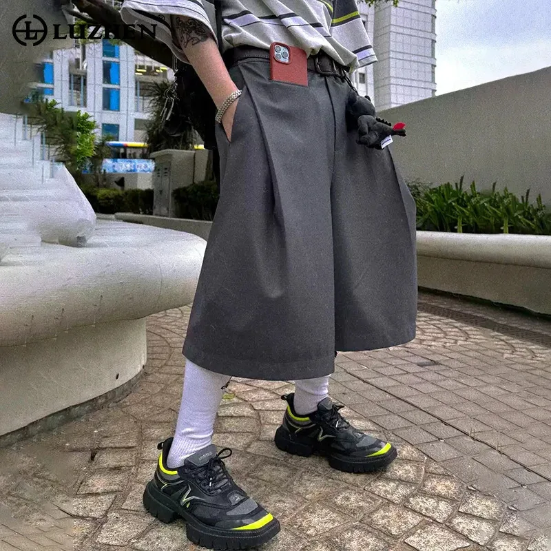 

LUZHEN 2026 Летние Новые Однотонные Плиссированные Свободные Прямые Брюки-Капри Мужские Модные Стильные Повседневные Шорты JY6388
