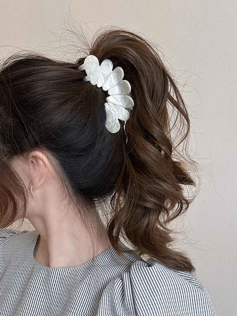 

French style petal vinegar grip clip for women 2025 new style hair clip at the back of the head Hair Claw Clip Hair Crabs