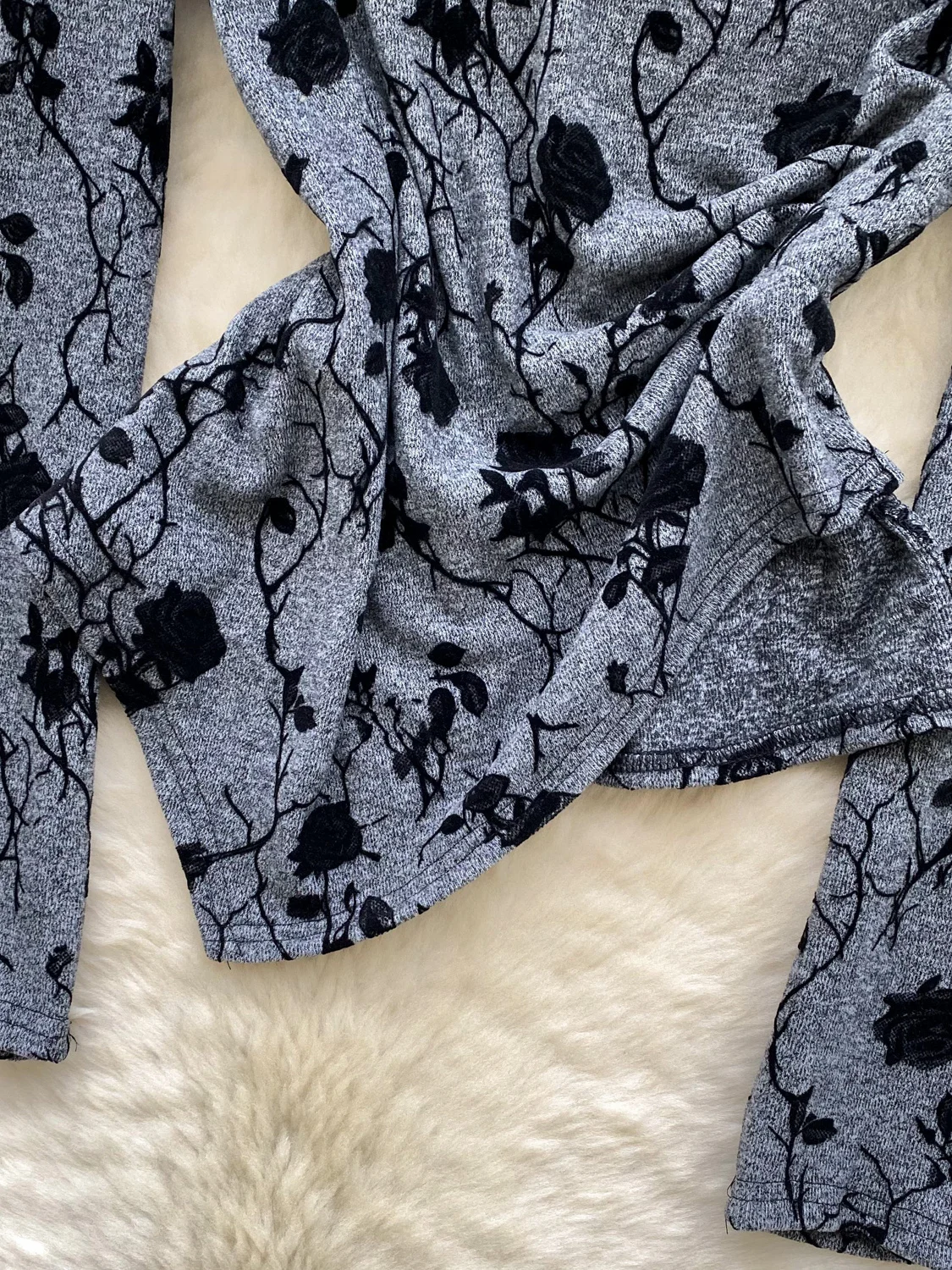 เสื้อยืดผู้หญิงทรงยาวแบบไม่สมมาตร ลายพิมพ์สไตล์เรโทร แฟชั่นฤดูใบไม้ร่วง-ฤดูหนาว  รัดเอว  ใส่ได้หลากหลาย ใช้เป็นเสื้อตัวในได้