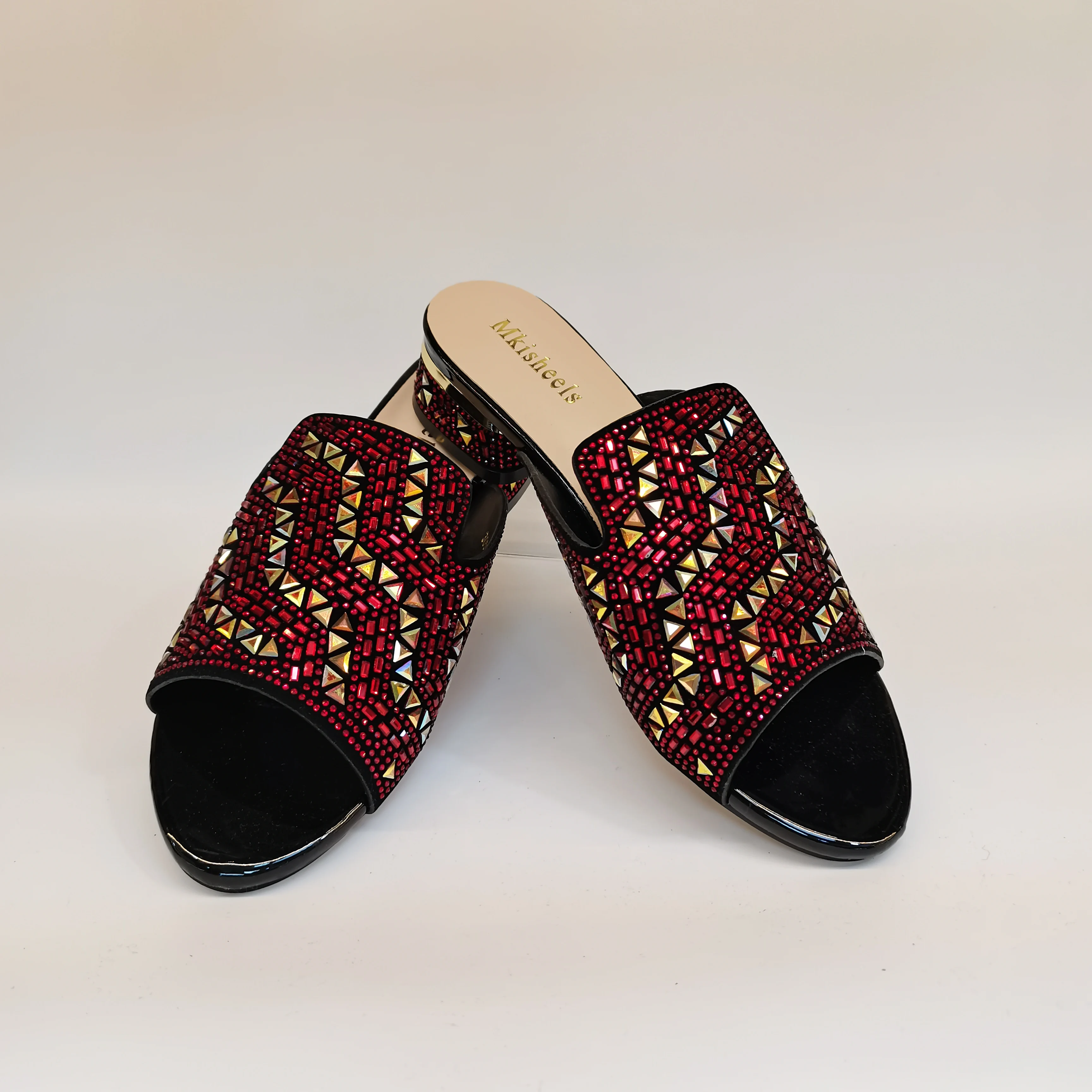 

Новые классические дизайнерские женские сандалии со стразами, женские тапочки в итальянском стиле, женские удобные сандалии на низком каблуке для вечеринок, повседневные F4-1213-1