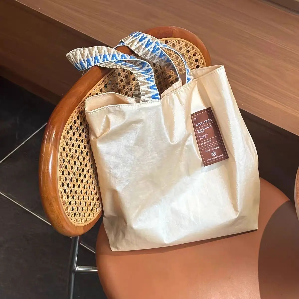 bolsa-tote-de-luxo-para-mulheres-em-tecido-ligeiramente-amassado-moda-primavera-verao-nova-moda-simples-para-escritorio-e-meninas