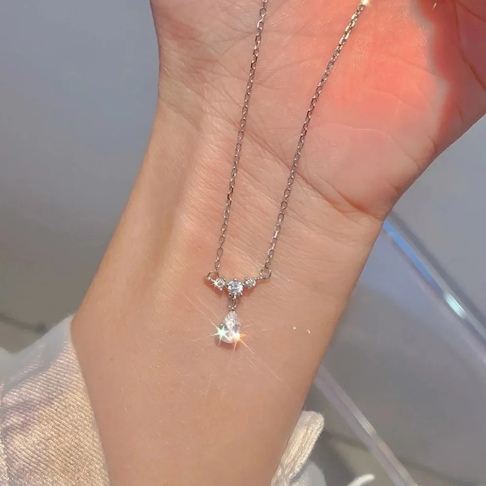 Romantic Style Exquisite Water Drop Necklace Simple Luxury Light Luxury Niche Clavicle Chain Geometric Form