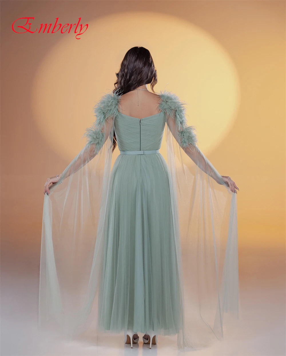 Vestido de noche elegante personalizado con cuello en V y exquisitos vestidos para ocasiones especiales de organza y vestidos de fiesta con plumas de temperamento