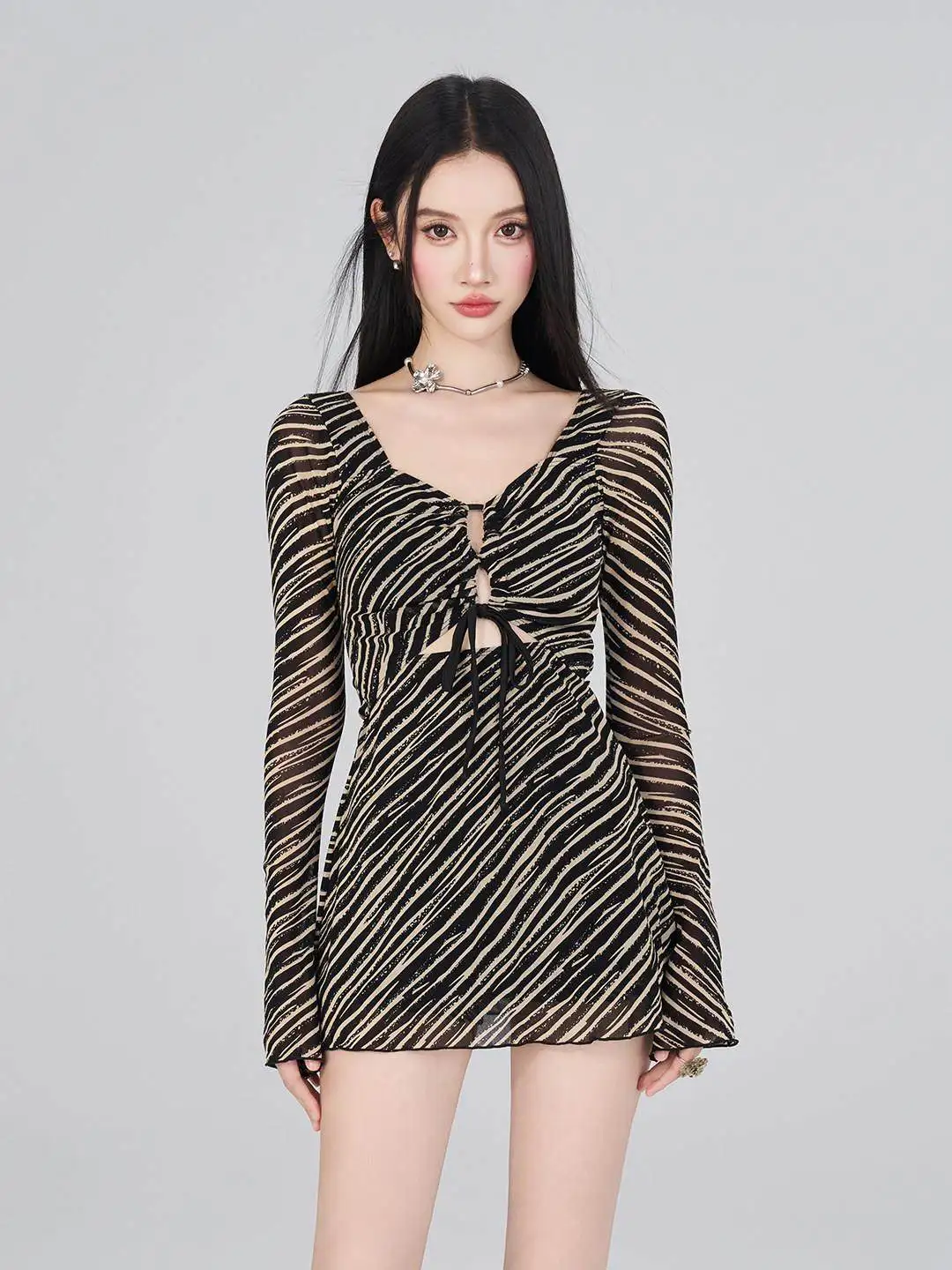 

Новинка 2026: Женский слитный купальник с V-образным вырезом и длинными рукавами, моделирующий фигуру, для термальных источников, высокоэластичный, Pure Desire