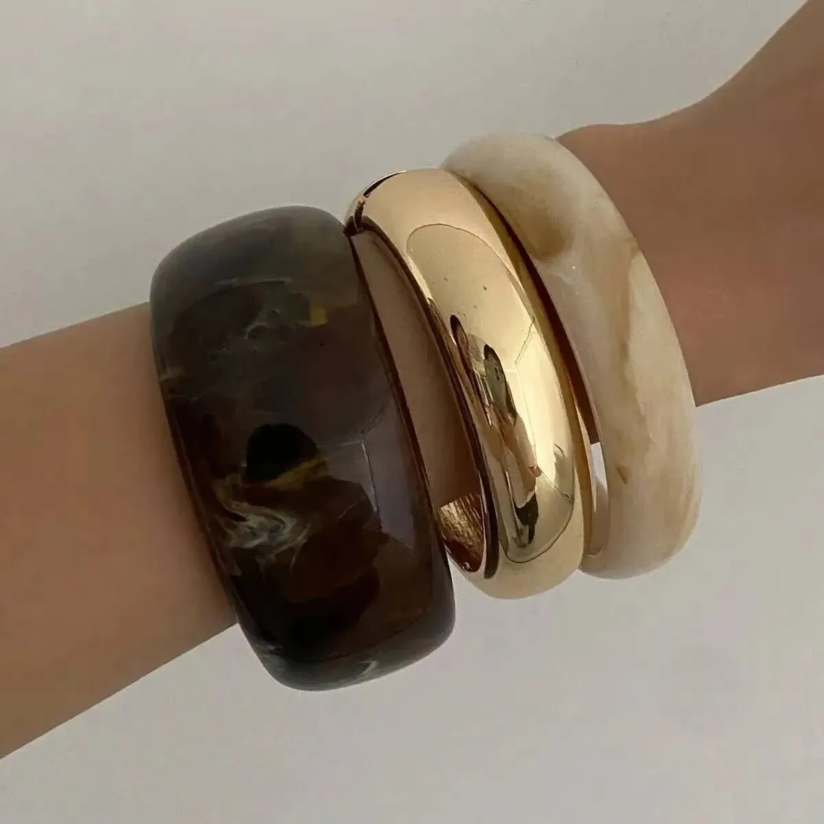 KunJoe ريترو براون سميكة الراتنج الاكريليك سوار للنساء البوهيمي كبير جولة واسعة سوار الإسورة تكويم اليد مجوهرات هدايا