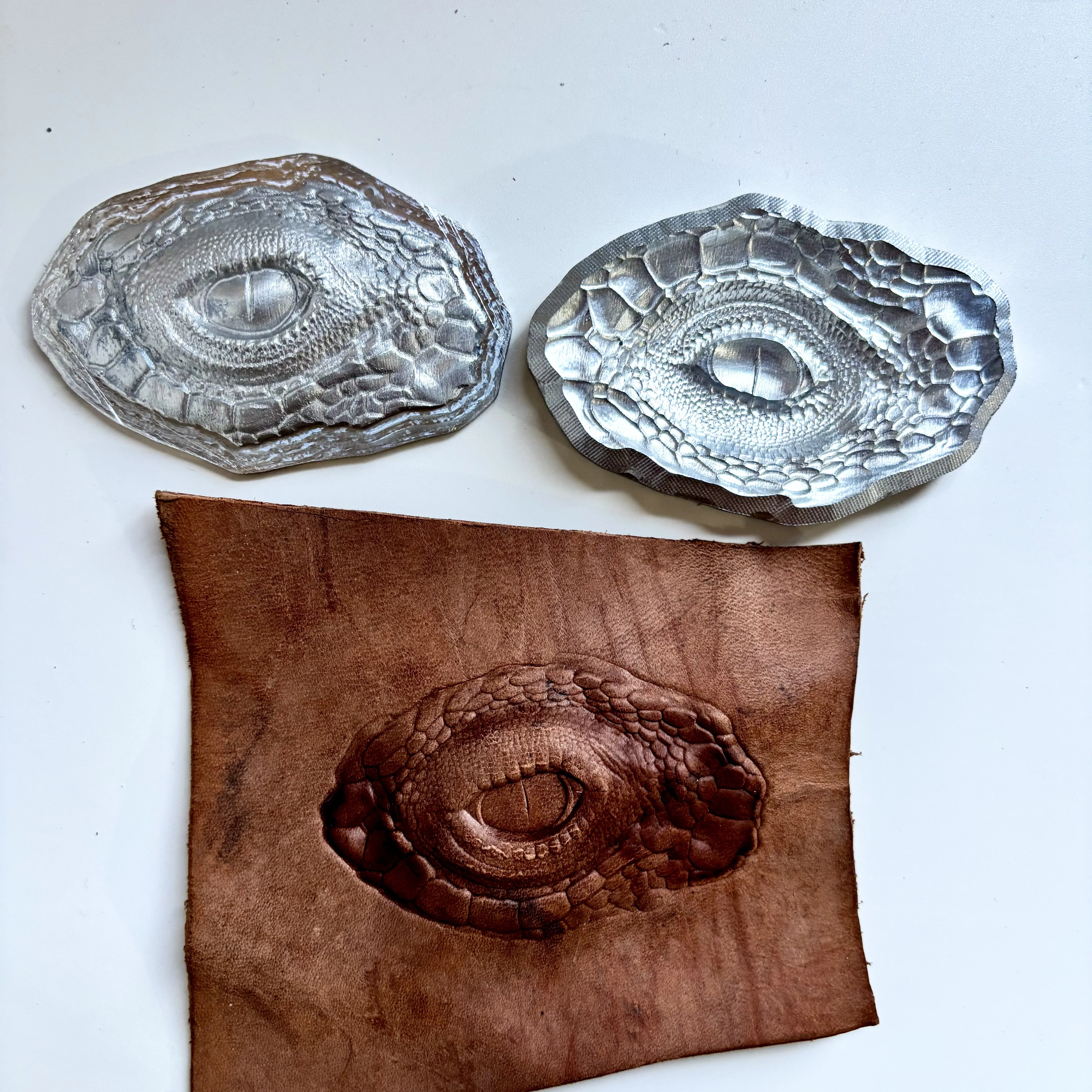 

Форма для тиснения кожи с 3D-дизайном глаз динозавра, штамп для гравировки, гидравлические пресс-формы для холодной штамповки кожи