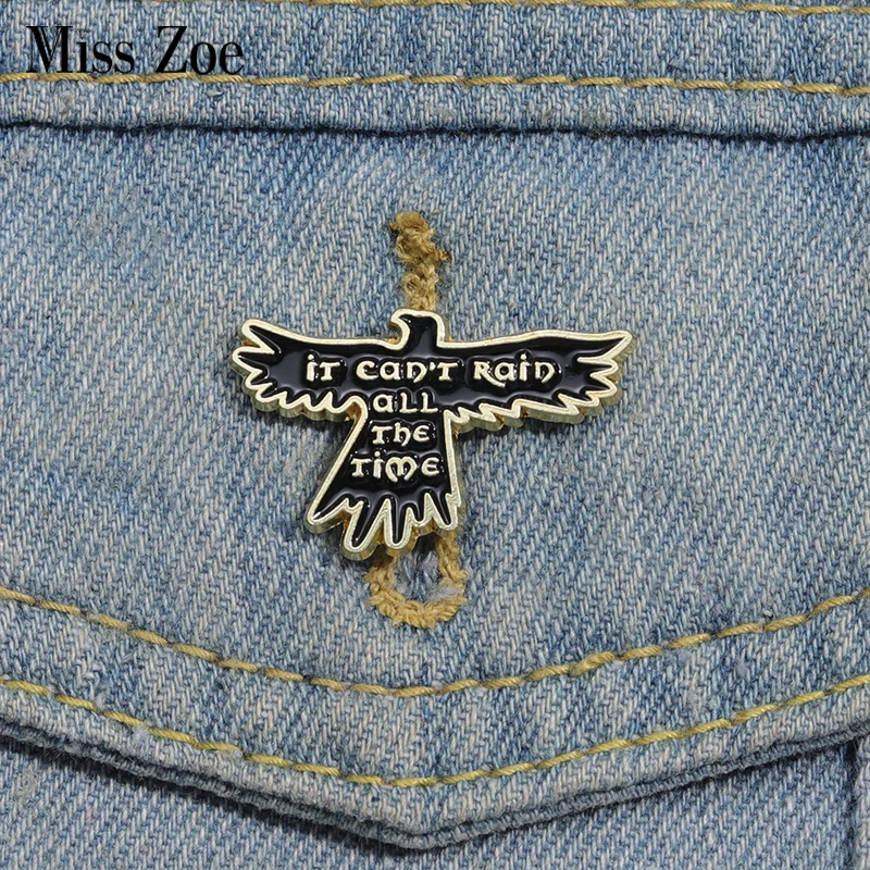 Die Krähe Emaille Pins benutzer definierte es kann nicht die ganze Zeit Broschen Revers Abzeichen Cartoon Tiers chmuck Geschenk für Kinder Freunde regnen